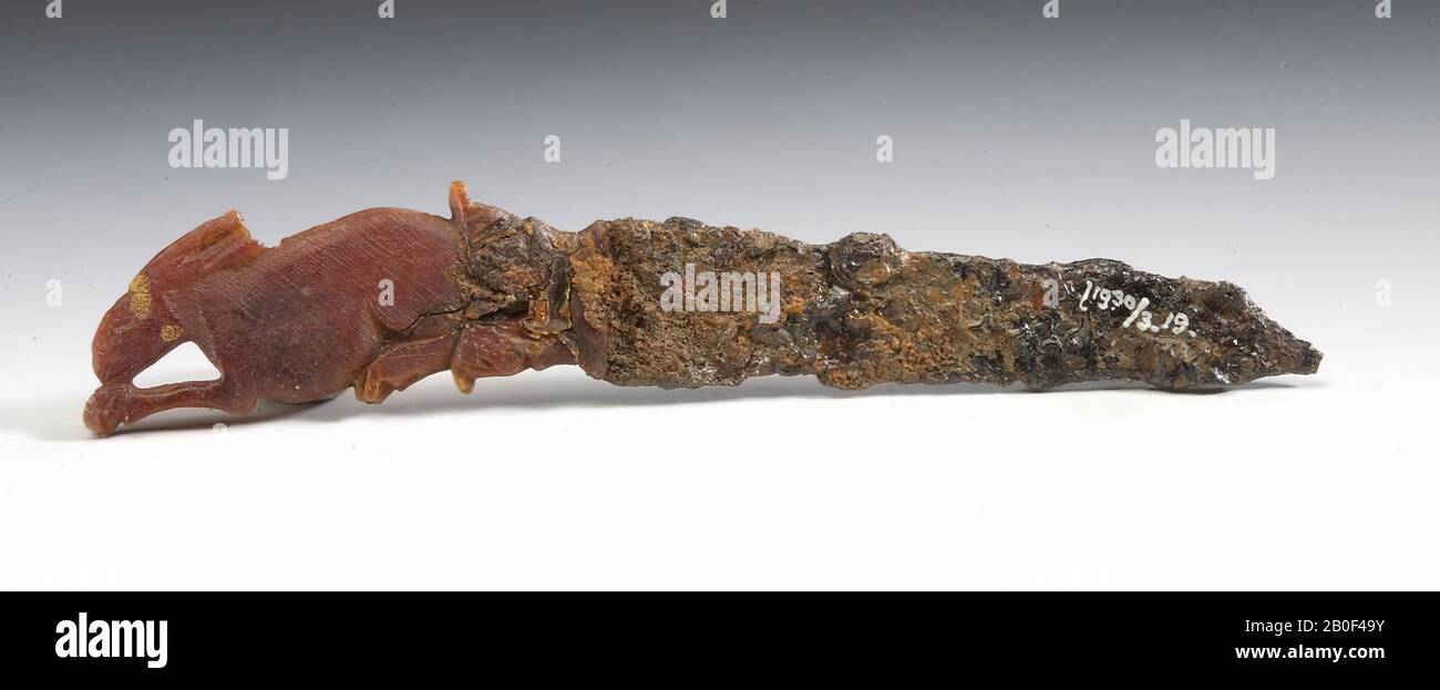 Iron blade with amber handle. Flat, cut out on both sides in the shape of a hare that emerges from leaves, knife, metal, iron, organic, amber, height: 15.5 cm, roman 100-200 AD, Netherlands, Limburg, Heerlen, Heerlen, box 4 Stock Photo