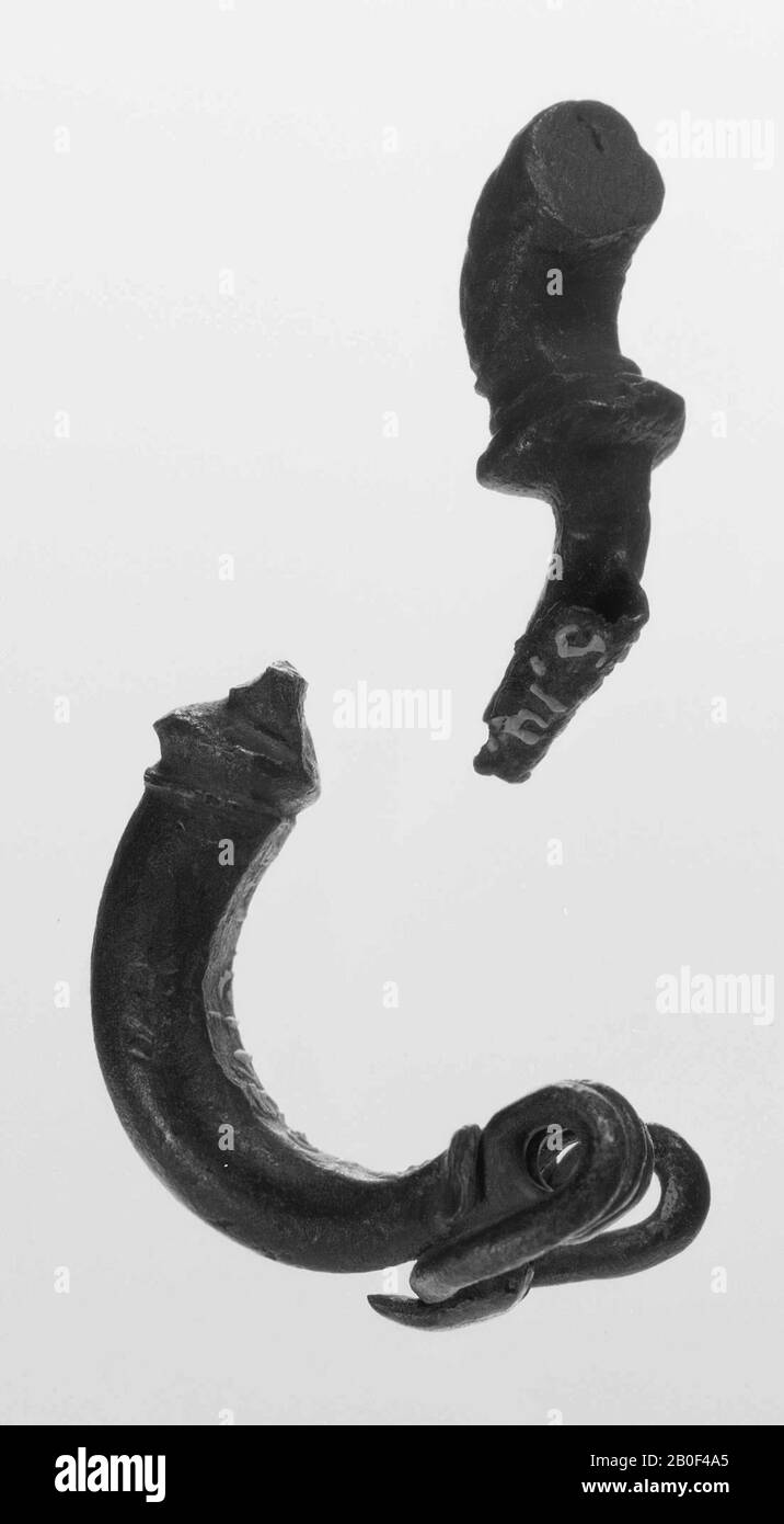Two fragments of different arch fibulae, Haalebos type B. Distribution: Germania Inferior and Gallia Belgica., fibula, arch fibula, metal, bronze, roman 1-50, the Netherlands, Gelderland, Maasdriel, Alem, Maas Stock Photo