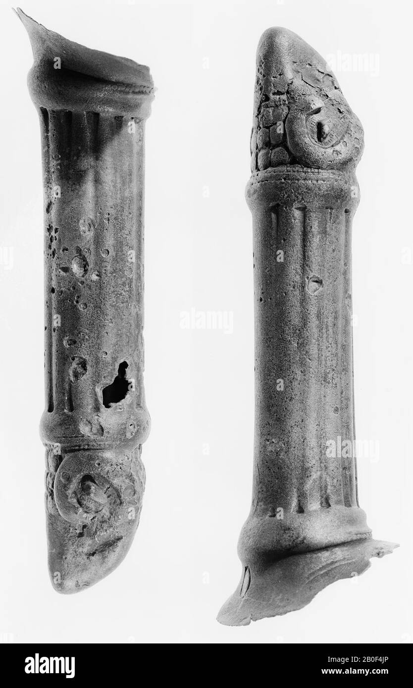 Bronze stem of a patera, fluted, ending in a ram's head, the moisture of which is indicated by circles. The decorated attache with engraved vines decoration almost completely demolished. Brown patina, slightly damaged. Belongs to ID 24., handle, tableware, pleng scale, metal, bronze, length: 14,7 cm, roman 1-100, Netherlands, Gelderland, Overbetuwe, Heteren, Indoornik Stock Photo