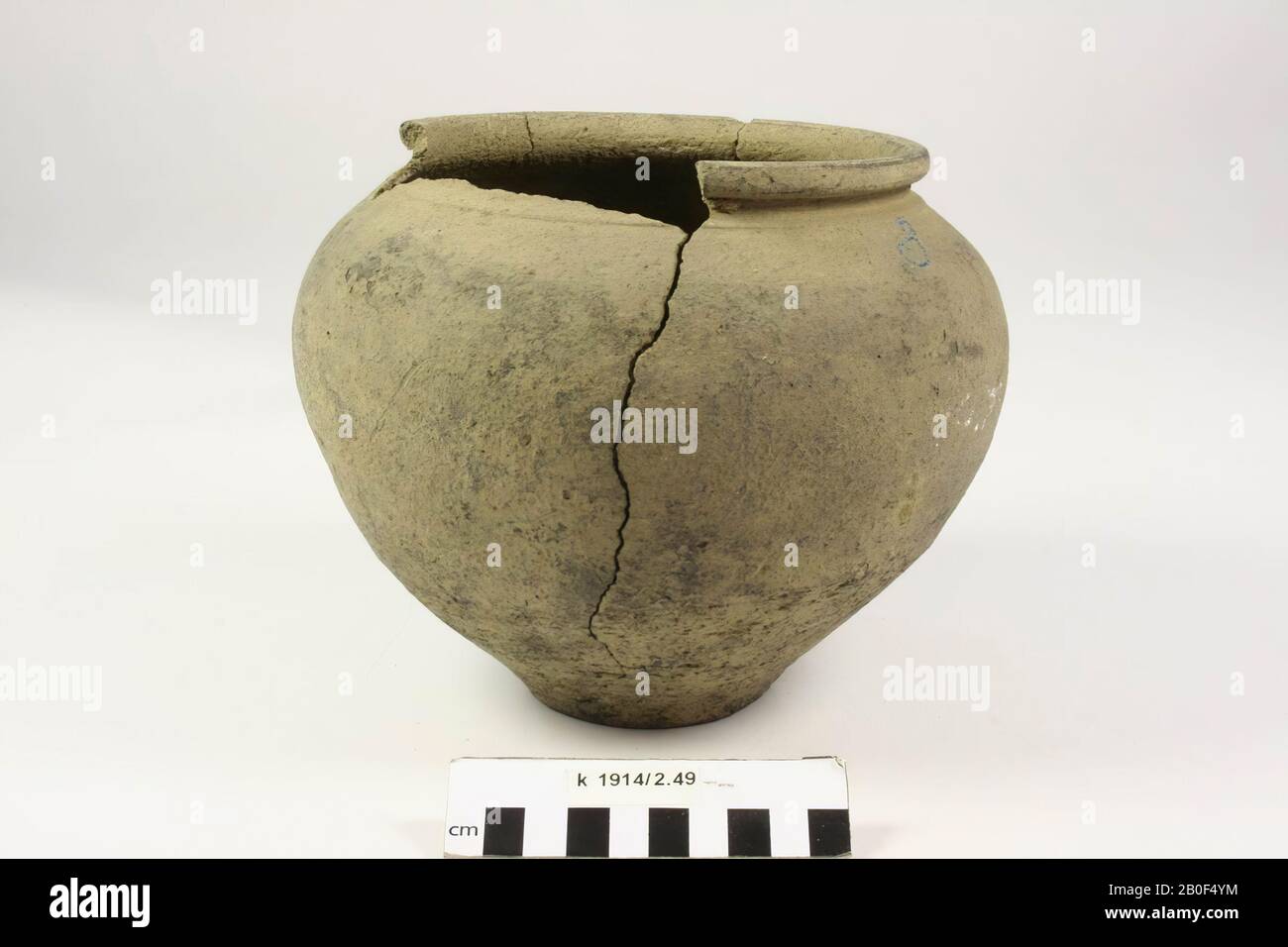 Urn, pottery. With an open crack vertically from the edge (about 17 cm), in addition 2 cracks in the edge, a shard is missing from the edge., Urn, pottery, h: 16.7 cm, diam: 20.6 cm, roman , The Netherlands, North Brabant, Cuijk, Cuijk and Sint Agatha Stock Photo