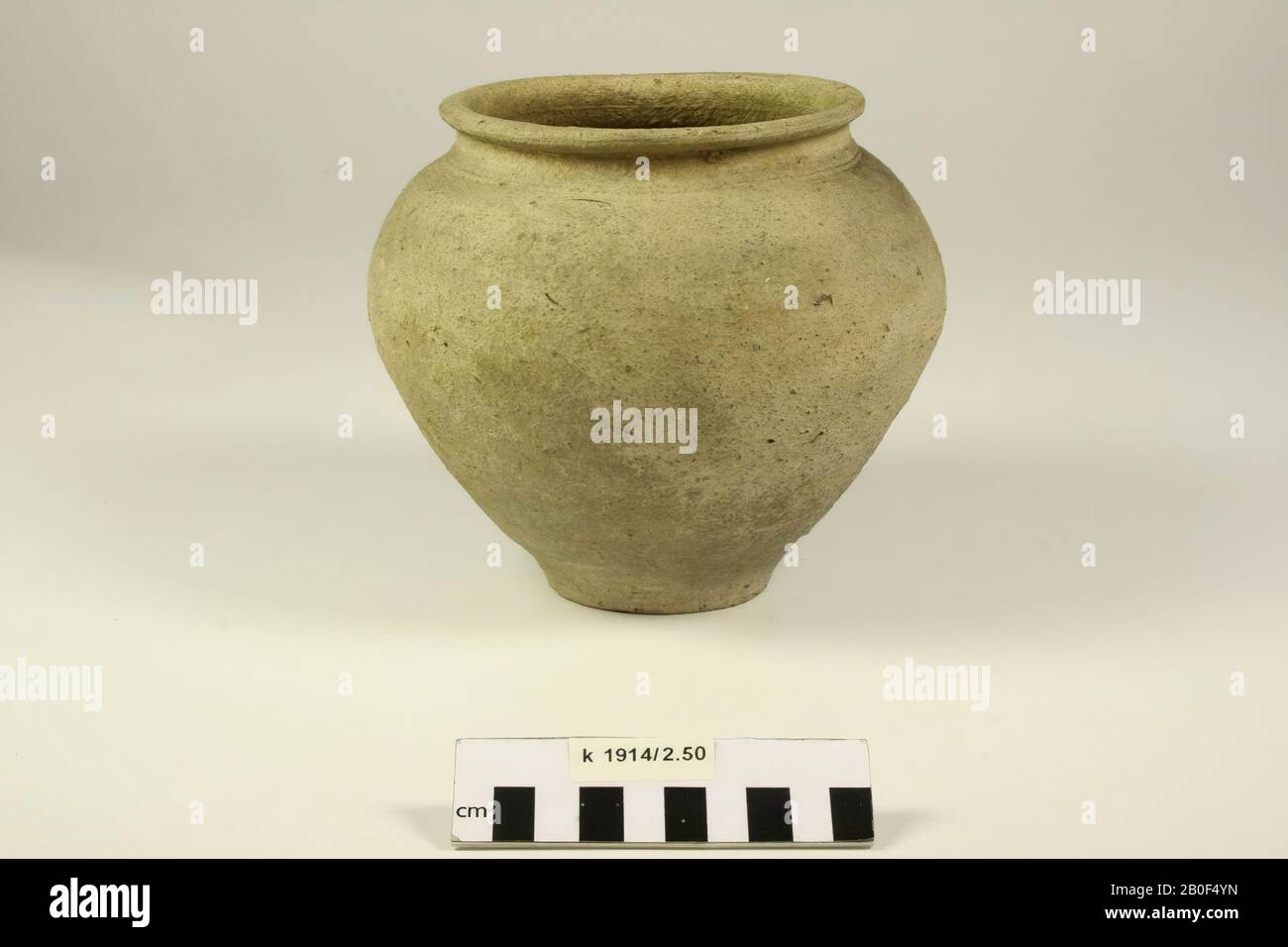 Urn of earthenware. Contains cremated residues, urn, pottery, h: 15.9 cm, diam: 18.1 cm, roman, Netherlands, North Brabant, Cuijk, Cuijk and Sint Agatha Stock Photo