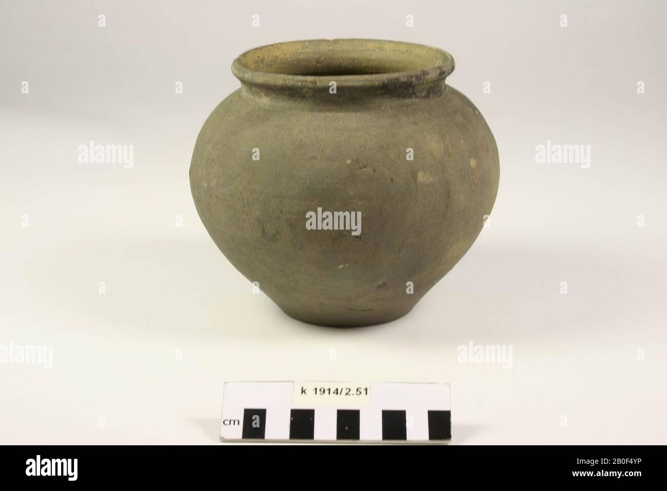 Urn of earthenware. Contains cremated residues, urn, pottery, h: 14.7 cm, diam: 16.8 cm, Roman, Netherlands, North Brabant, Cuijk, Cuijk and Sint Agatha Stock Photo