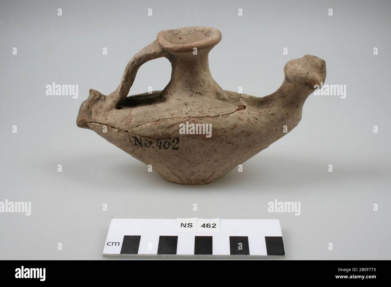 Pottery oil lamp, vase-shaped, with ear, spout with a spherical end and hole, flared neck with opening. Old glueing, oil lamp, earthenware, 17 x 6.3 x 10.9 cm, roman, Netherlands, Gelderland, Nijmegen, Nijmegen Stock Photo