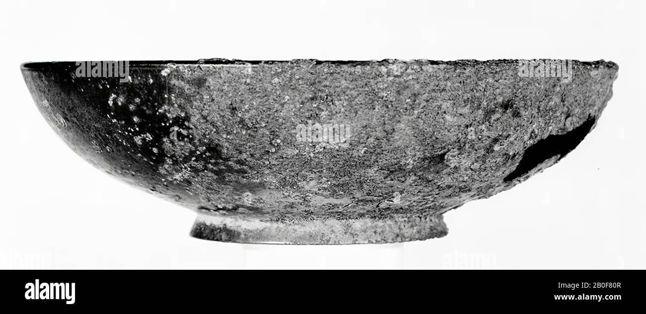 Bronze plate on stand, flat turned floor on the inside and outside. Curved wall, on the inside rounded edge, on the outside under the edge two all-round grooves. Eggers type 116. green patina with bumps, barely patinated in some places., Crockery, dish, metal, bronze, height: 6.3 cm, roman 150-300, Netherlands, Gelderland, Nijmegen, Nijmegen Stock Photo