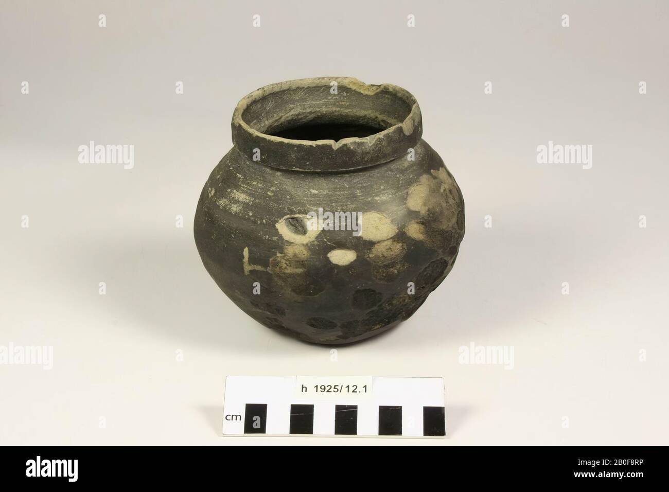 Ball pot of dark gray earthenware with lenticular bottom. Chips from the neck, various surface damage on the belly, bullet pot, pottery, h: 12 cm, diam: 13.5 cm, lme, Netherlands, South Holland, Voorschoten, Voorschoten Stock Photo