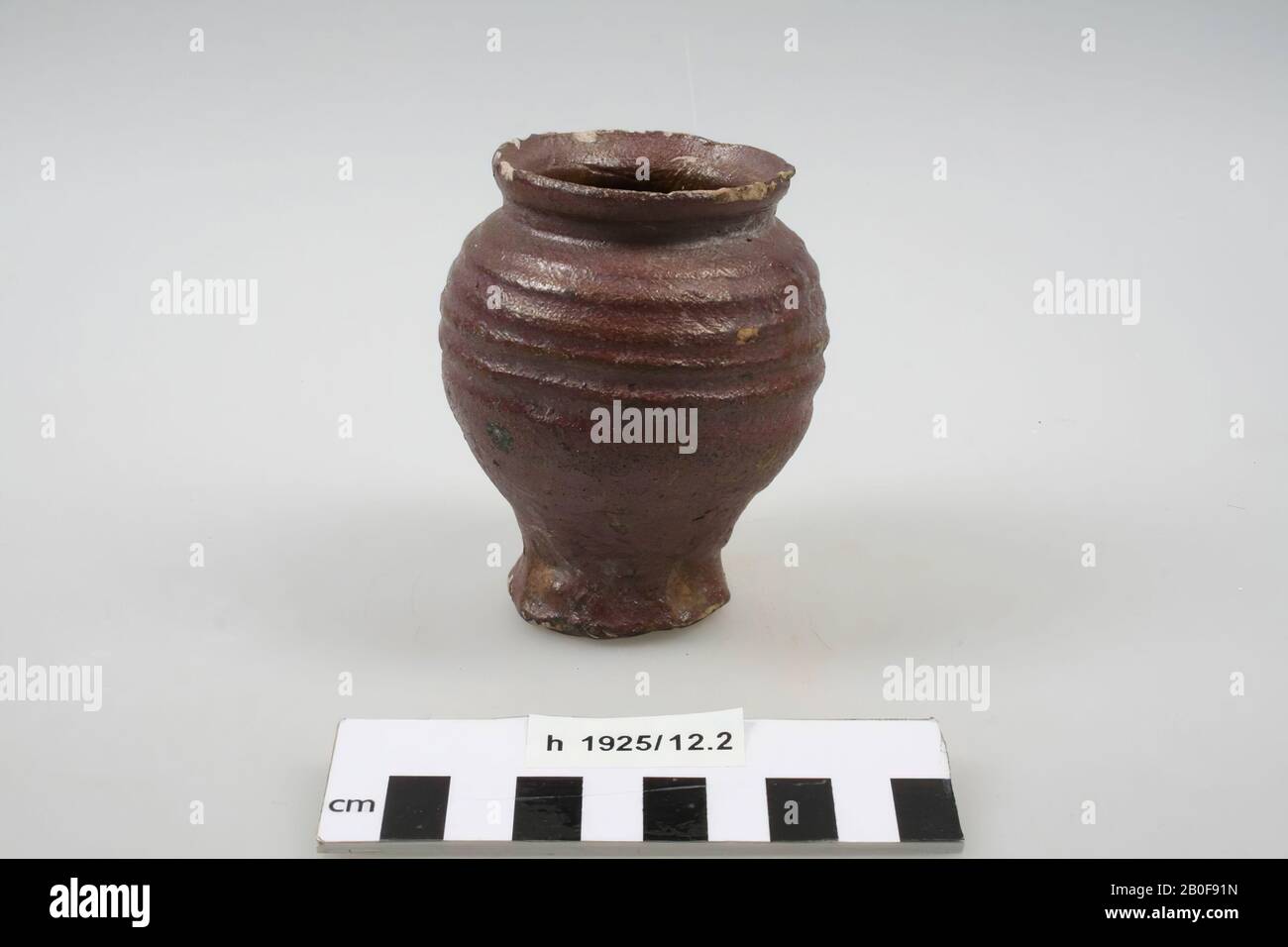 Cup of earthenware with engobe of red iron paint. Chips of neck and foot, cup, earthenware, h: 9,2 cm, diam: 7,5 cm, lme, Netherlands, South-Holland, Voorschoten, Voorschoten Stock Photo