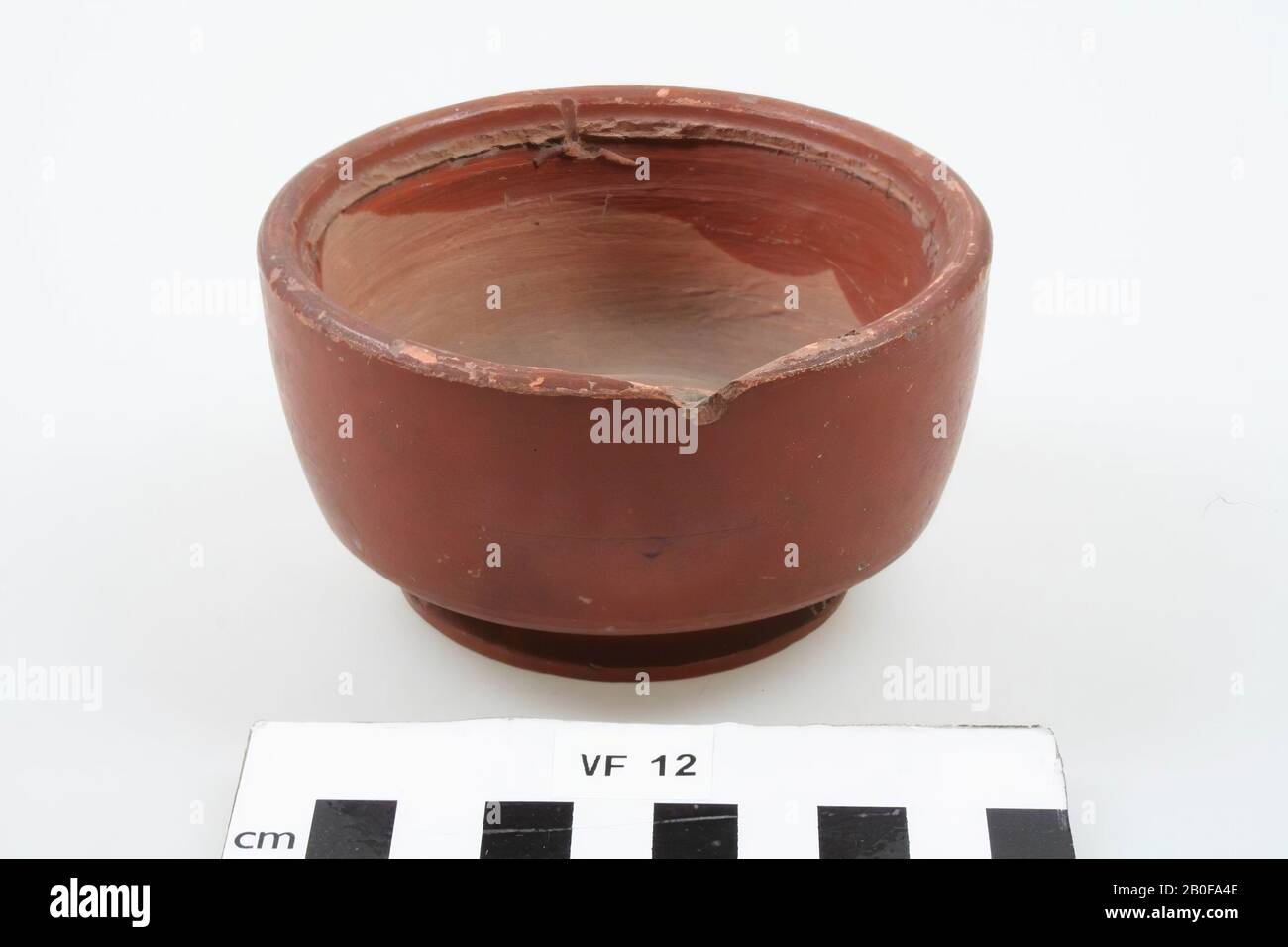 Terra sigillata tray with straight (slightly bulging) wall. Originally closed from above, that part is missing now. Chip from the rim, bowl, pottery, terra sigillata, h: 5.8 cm, diam: 9.8 cm, roman, Netherlands, Utrecht, Bunnik, Fighting Stock Photo
