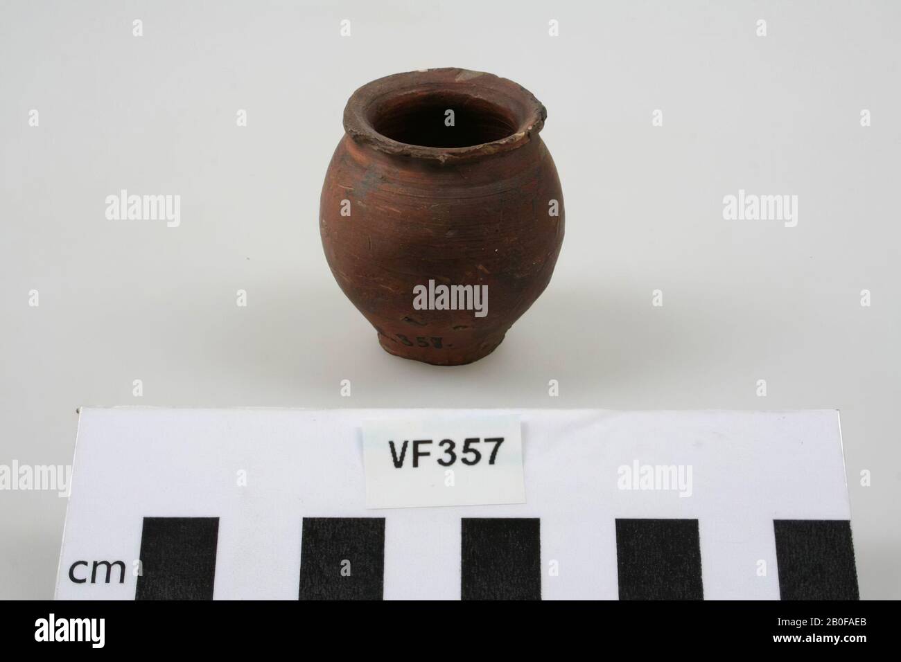 Cup Of Earthenware The Edge Is Damaged Cup Earthenware H 4 3 Cm Diam 4 2 Cm Roman Netherlands Utrecht Bunnik Fighting Stock Photo Alamy