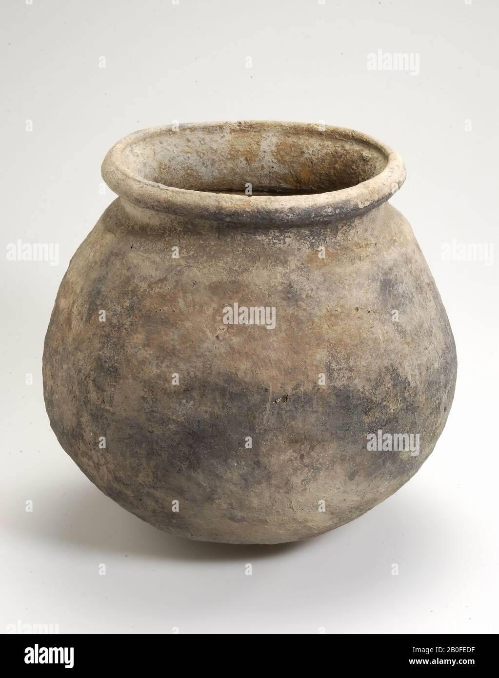 Saxon ball pot of gray earthenware. Orange discoloration on the belly and rim. The surface is slightly damaged, loose remains on the inside of the pot, pot, ball pot, earthenware (hand shaped), h: 22.8 cm, diam: 24.2 cm, vme 450-1050 AD, Netherlands, Friesland, Ferwerderadiel, Ferwerd Stock Photo
