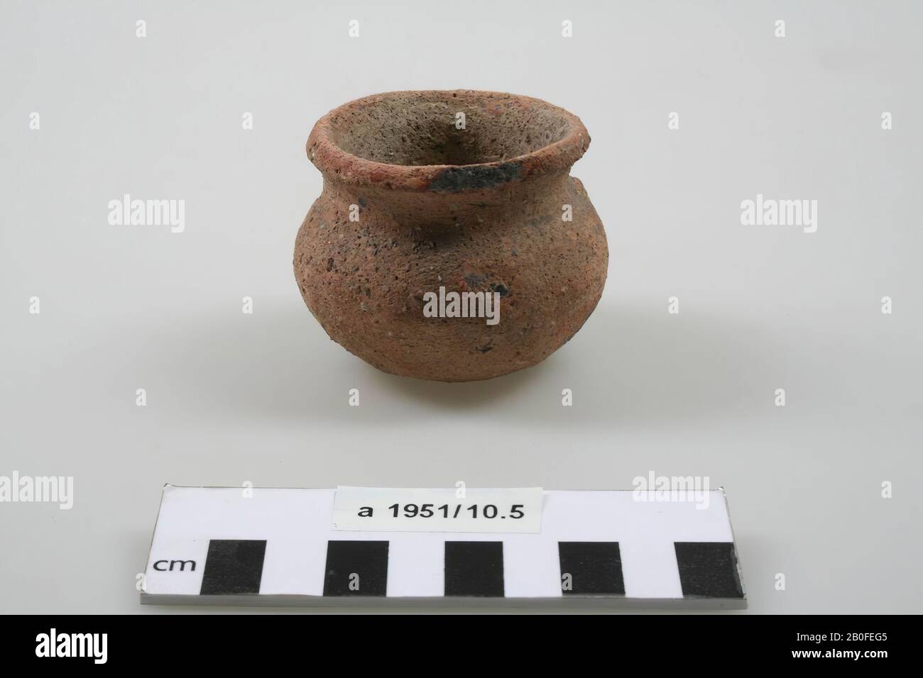 The Netherlands Middle Ages, ball pot, pottery, hand-shaped, h, 5.4 cm, diam, 6.5 cm, vme, the Netherlands, Friesland, Ferwerderadiel, Janum, terp Stock Photo