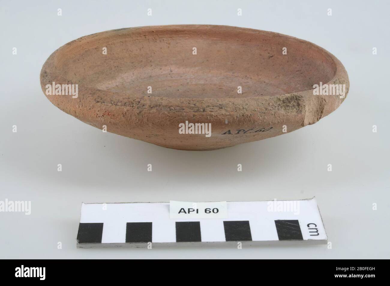 Scale with slanted wall. Two chip from the edge of the mouth, hairline cracks over almost the entire width., Dish, earthenware (rough wall), h: 4.3 cm, diam: 16 cm, vmeb 350-450, Germany Stock Photo
