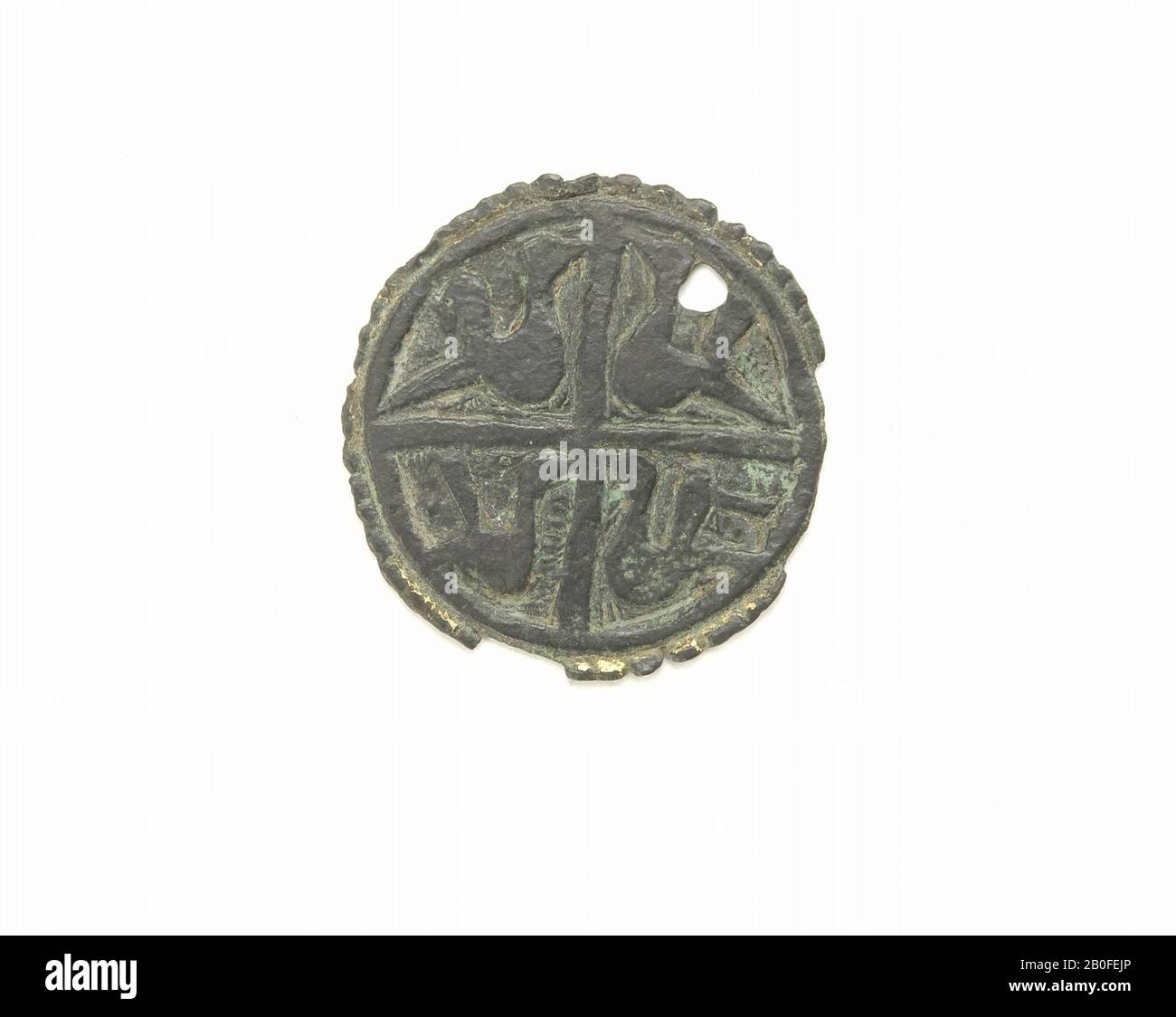 Disc shaped bronze pendant. The serrated edge and the back surface show traces of gilding. The front face is divided into four segments by a cross, in which birds. Behind the head of one of the birds a hole for hanging. Perhaps Carolingian., Pendant, metal, bronze (gilded), Diam. 3.6 cm, thickness 0.1 cm, 7.2 grams, vmeb Stock Photo