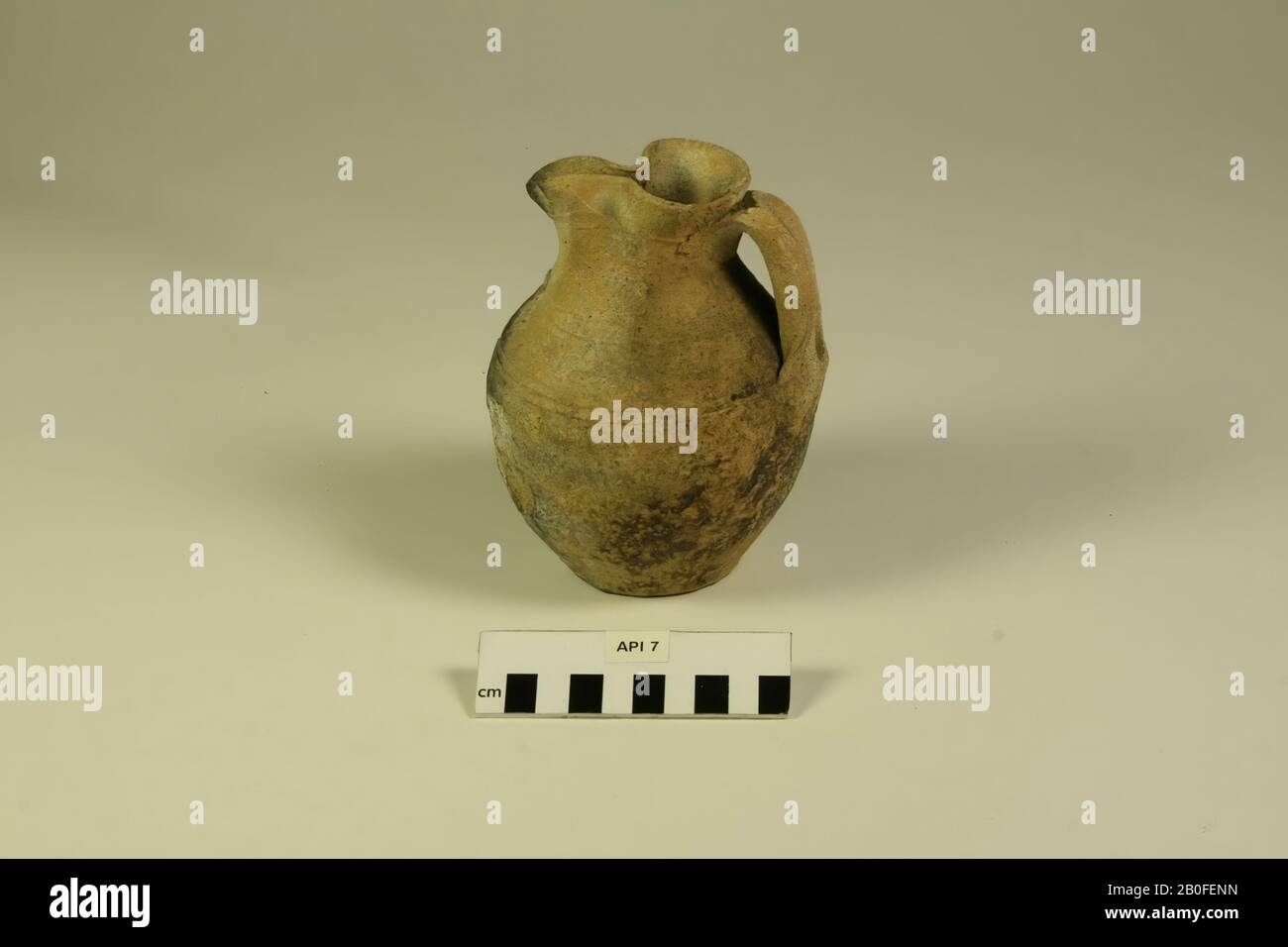 Can with cloverleaf-shaped spout, bandoor. With small damage to the spout and two old damages on the abdomen, can, pottery (rough wall), h: 14.8 cm, diam: 11.2 cm, vmeb 450-600, Germany Stock Photo