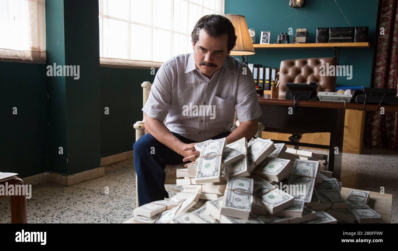 Narcos TV Series 2015 - 2017 USA / Colombie / Mexique Created by Carlo Bernard, Chris Brancato, Doug Miro Season 1, episode 9 : La Catedral Director : Andres Baiz Wagner Moura  Netfix Photo: Daniel Daza Stock Photo