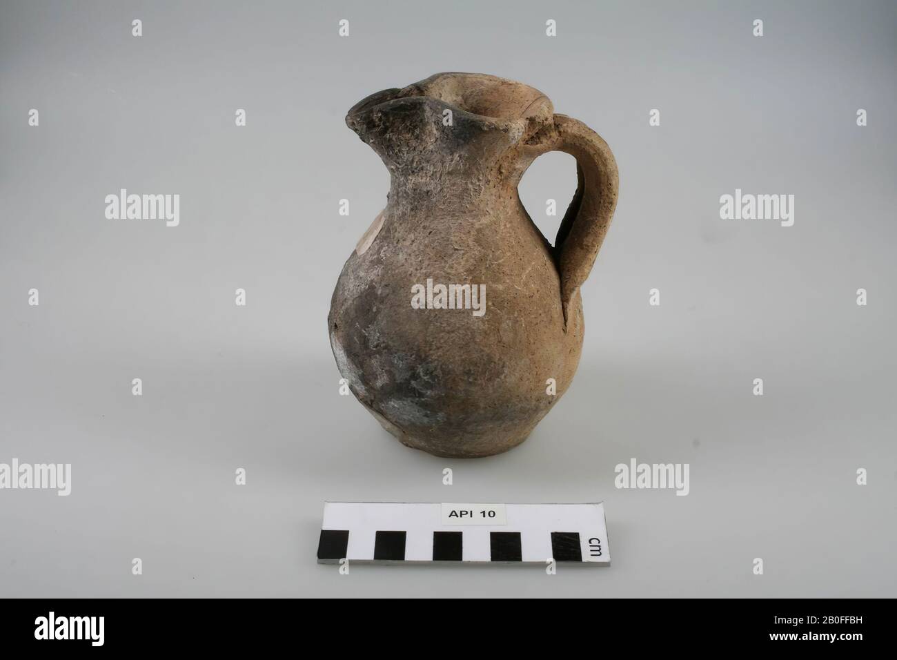 Can with cloverleaf-shaped spout, bandoor. With glueing and old sticker on the belly, can, pottery (rough wall), h: 14,1 cm, diam: 11,1 cm, vmeb 450-600, Germany Stock Photo