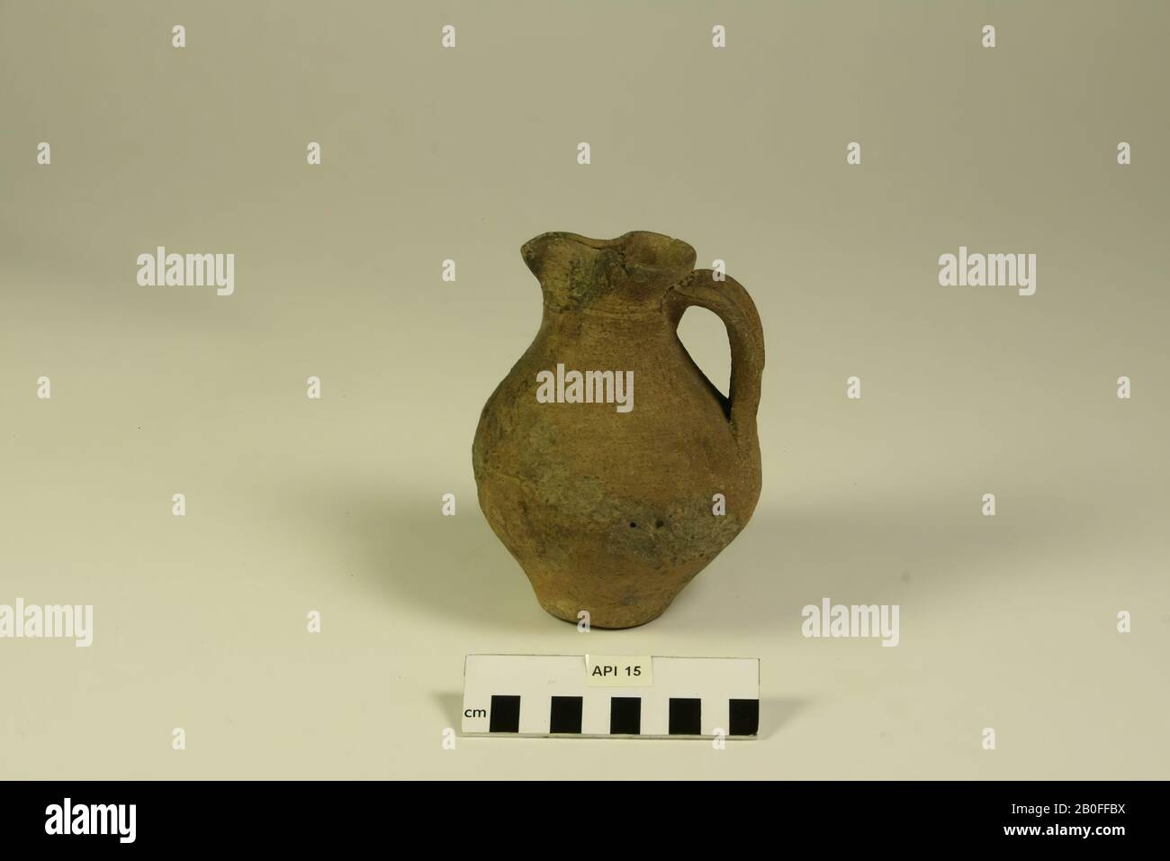 Can with cloverleaf-shaped spout, bandoor. Damage on the abdomen, with glued crack towards the spout., Can, pottery (rough walled), h: 14.2 cm, diam: 10.5 cm (with ear), vmeb 450-600, Germany Stock Photo