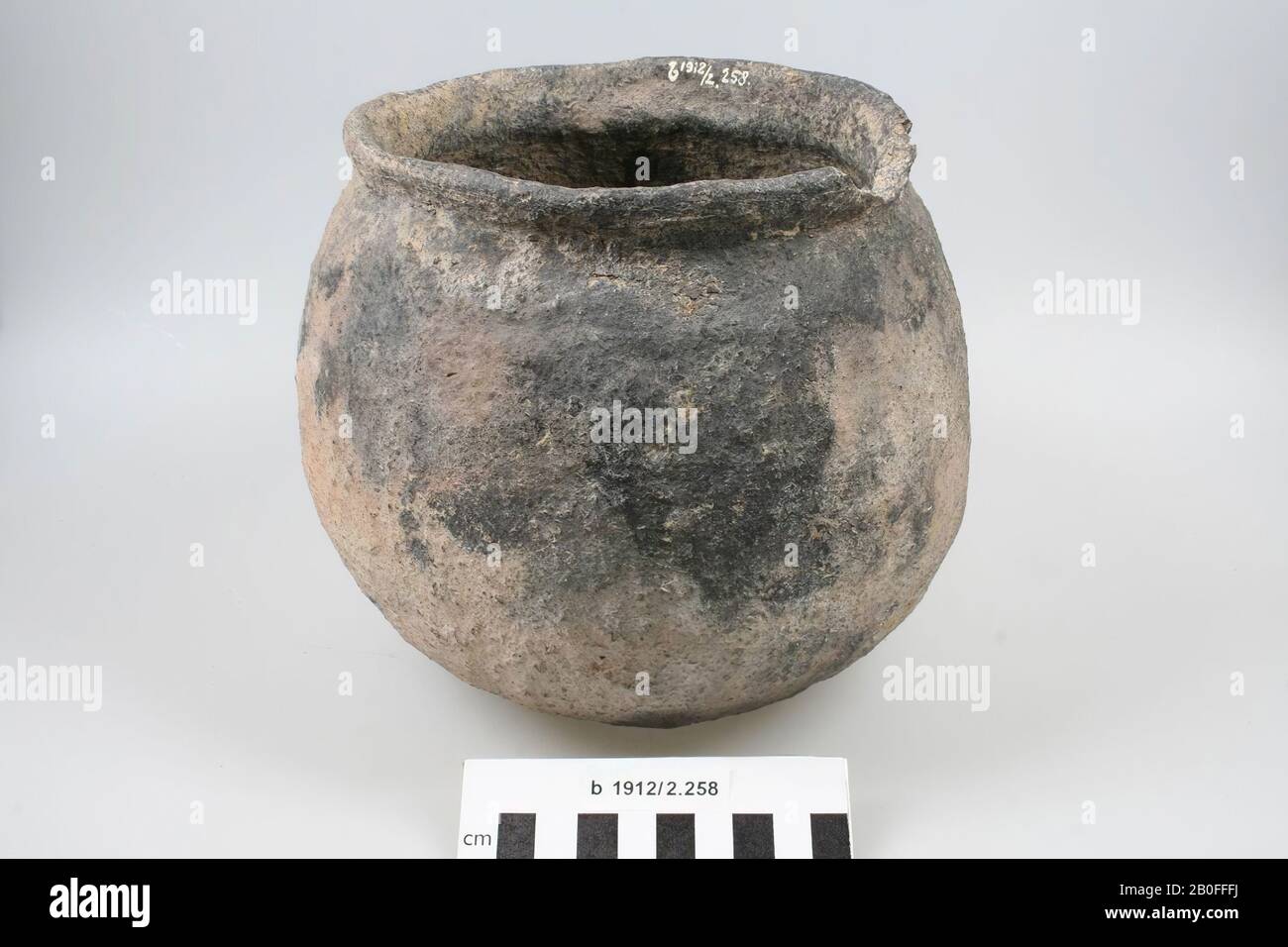 Spherical urn of gray Godlin earthenware. The edge is damaged. Contains cremated residues, urn, earthenware (Godlinze), h: 18 cm, diam: 20 cm, vmeb, Netherlands, Friesland, Menameradiel, Deinum, terp Stock Photo
