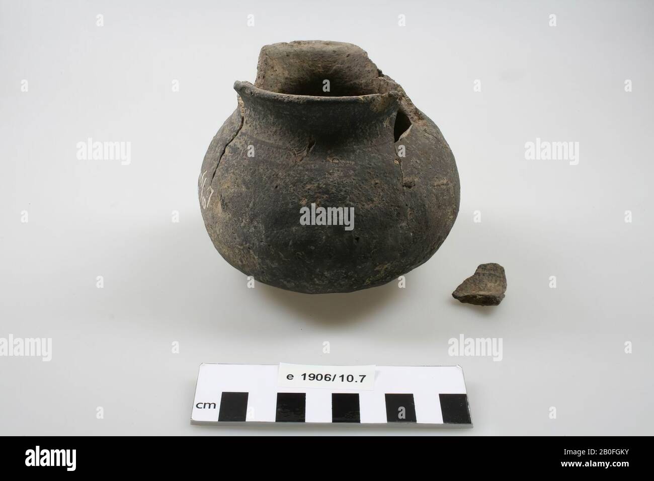 Parts of the edge are missing, vertical cracks, 1 loose shard, bullet-shaped, earthenware (hand-formed), h: 9.9 cm, diam: 11.4 cm, lme, Netherlands, are missing from the missing parts. Gelderland, Renkum, Oosterbeek, Gat van Aa Stock Photo