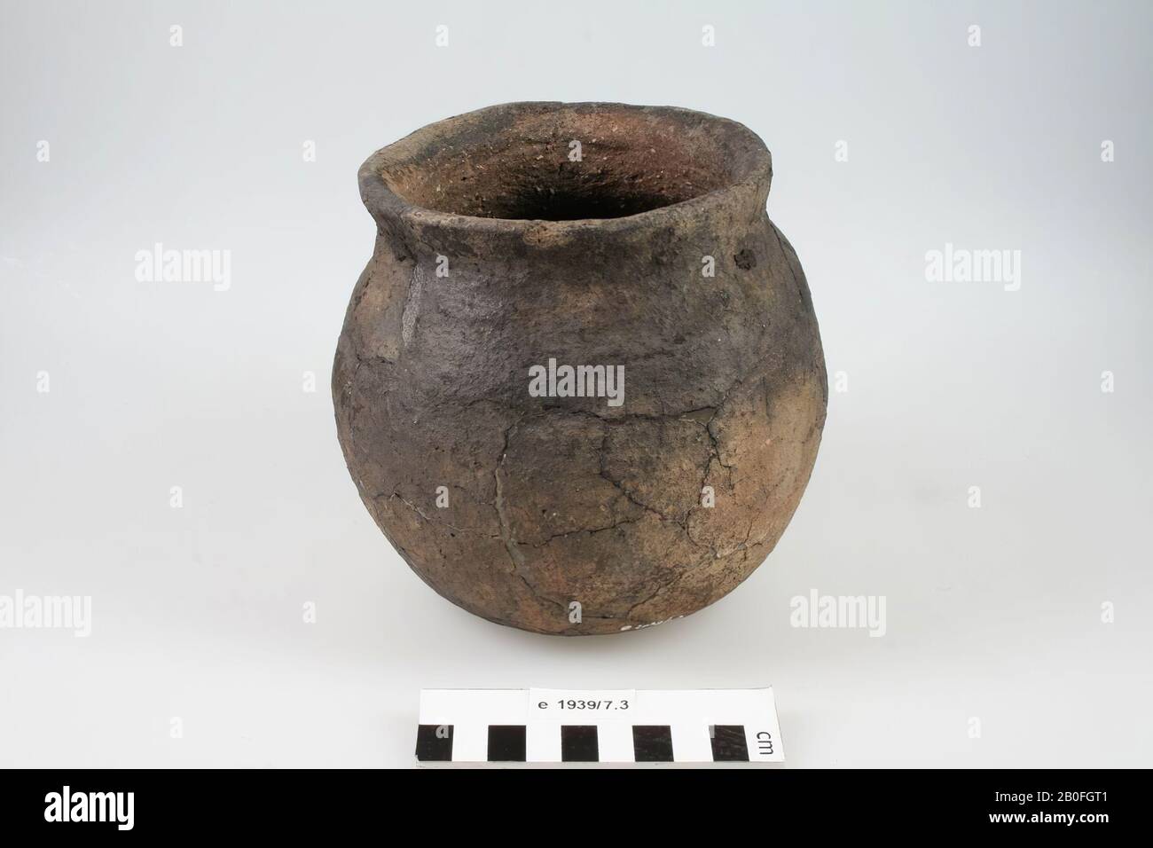 Spherical urn. Old bonding. Contains cremated residues, urn, earthenware (Hessens-Schortens), h: 15 cm, diam: 16 cm, vmeb 600-700, Netherlands, Gelderland, Barneveld, Garderen Stock Photo