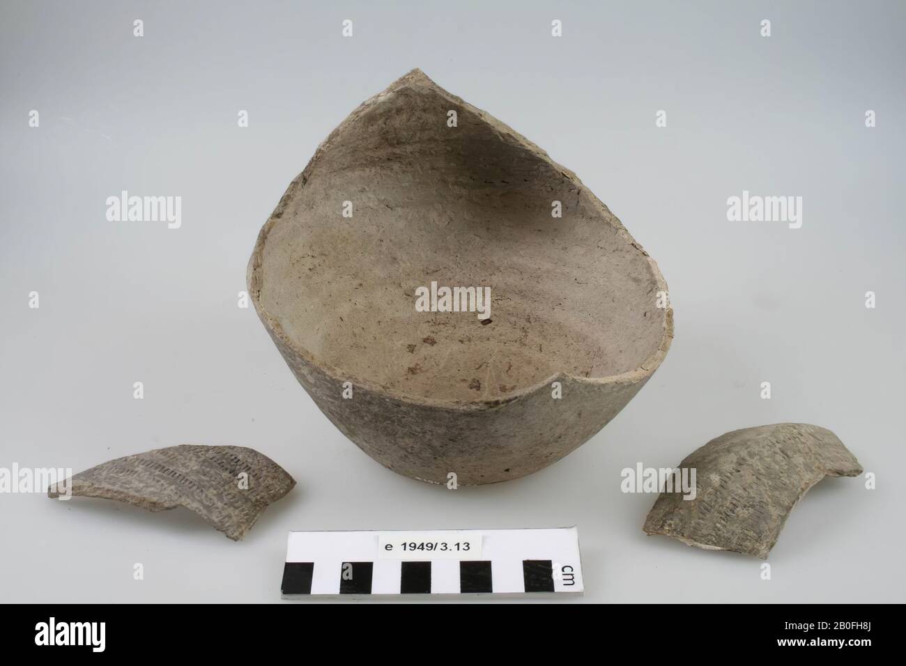 Urn. A part is missing. 2 separate fragments. Contains cremated residues, urn, earthenware (Frankish), h: 13.5 cm, diam: 17 cm, vmeb, Netherlands, Gelderland, Putten, Powerhouses Stock Photo