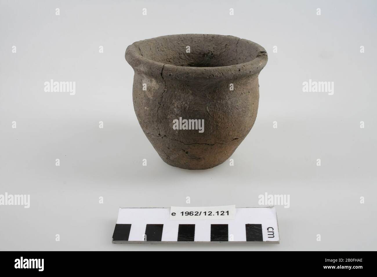 Rough-walled pot of imported turntable pottery. Some long vertical and horizontal cracks. Old glueing, urn, earthenware (Frankish), h: 8.5 cm, diam: 10.2 cm, vmeb, The Netherlands, Gelderland, Wageningen, Wageningen Stock Photo