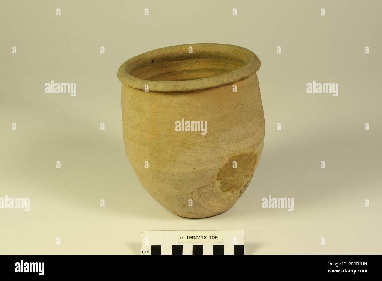 Wide-mouthed urn of imported turntable pottery. Old addition. Contains cremated residues, urn, pottery (Mayen), h: 16 cm, diam: 15 cm, vmeb, The Netherlands, Gelderland, Wageningen, Wageningen Stock Photo