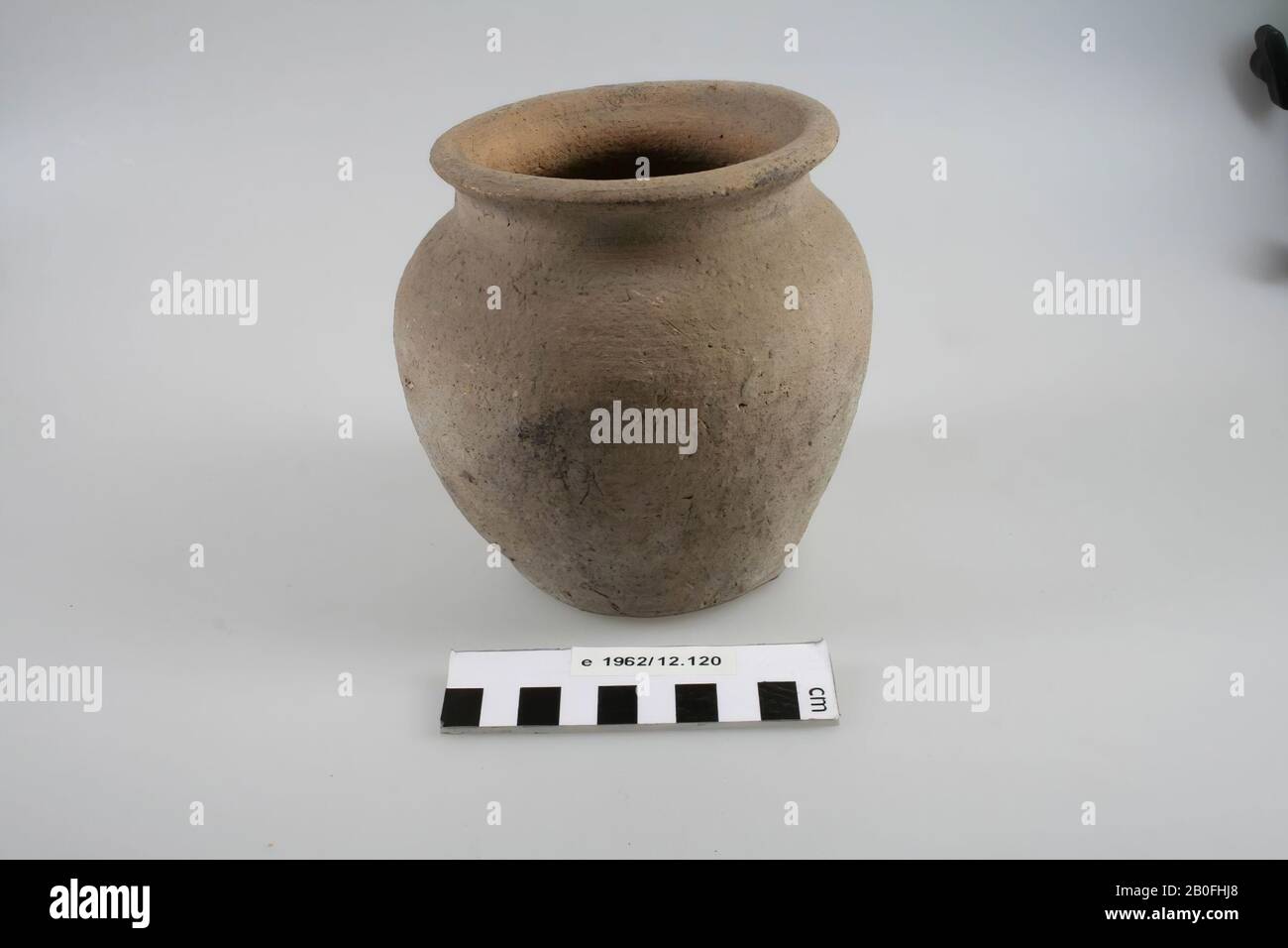 Rough-walled urn of imported turntable pottery. Contains cremated residues, urn, earthenware (Frankish), h: 13.4 cm, diam: 13 cm, vmeb, The Netherlands, Gelderland, Wageningen, Wageningen Stock Photo
