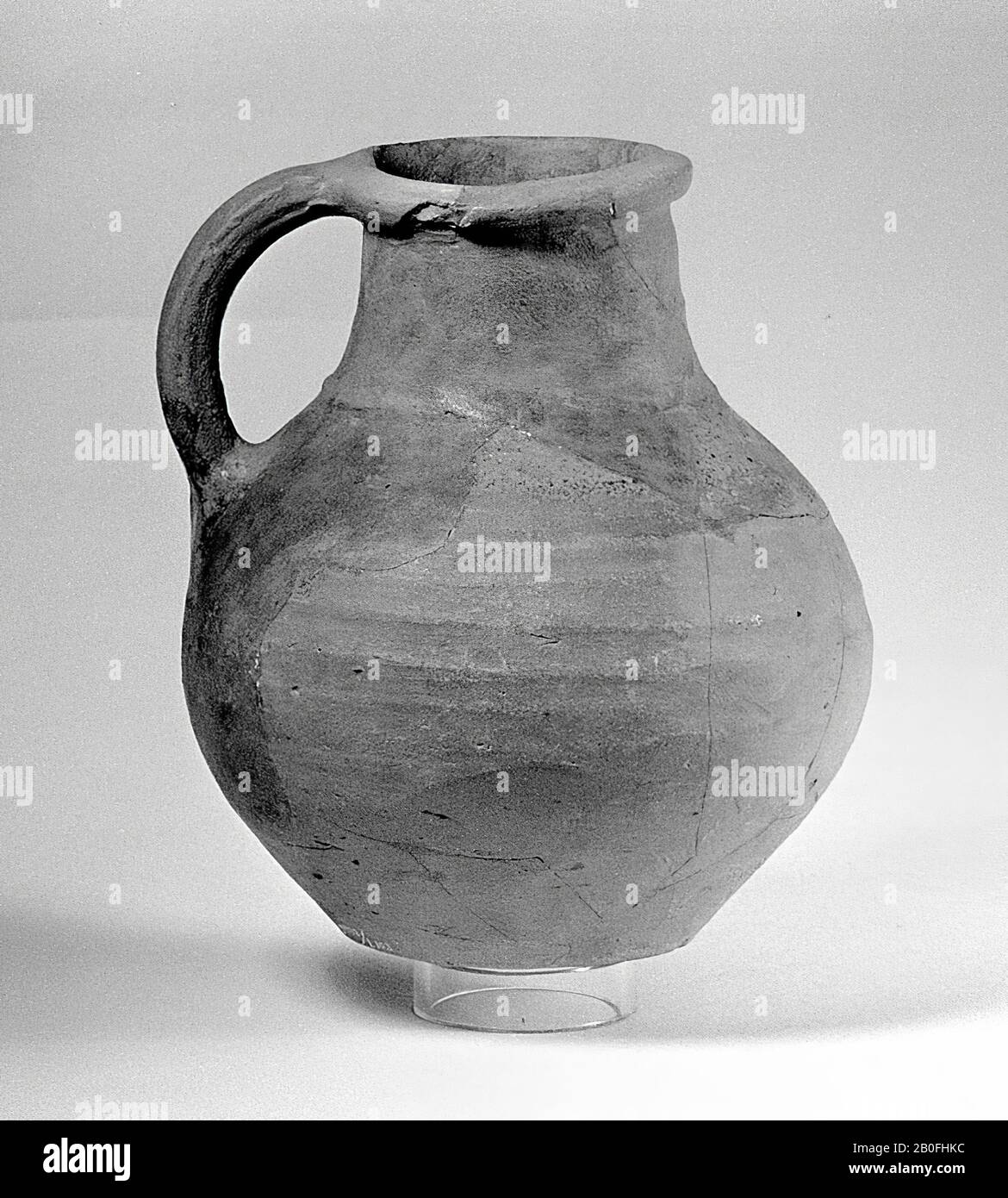 Can Andenne pottery with sparing lead glaze, with ear. Many glueing and 2 large additions., Can, pottery (Andenne), h: 22 cm, br (incl. Ear): 18 cm, lmea 1100-1200, Netherlands, North Holland, Hollands Kroon, Wieringermeer Stock Photo