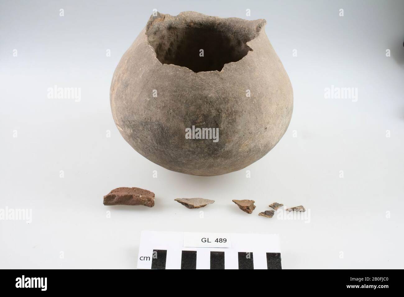 The Netherlands Middle Ages, ball pot, earthenware, hand shaped, h, 14.9 cm, diam, 16.8 cm, lme, the Netherlands, Limburg, Leudal, Horn Stock Photo