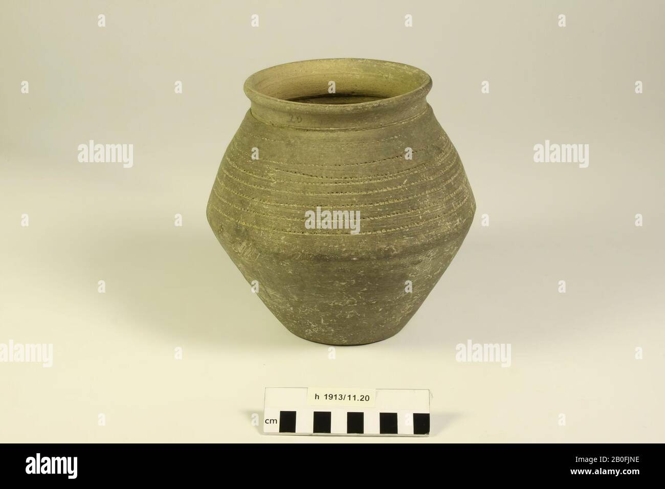 Knikpot with radstempelovering. Contains cremated residues., Kink pot, earthenware (Frankish), h: 17.7 cm, diam: 18 cm, vmeb 600-700, Netherlands, South Holland, Katwijk, Rijnsburg, cemetery Stock Photo
