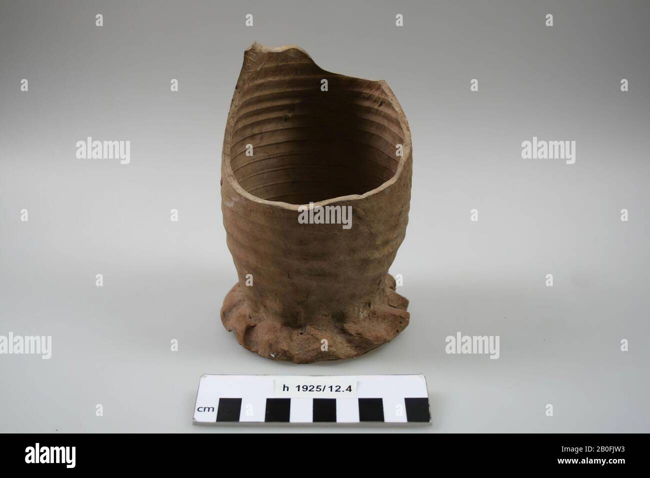 Bottom part of a jug, the base decorated with trims, gray very hard-baked earthenware, can, fragment, pottery, turntable, stoneware, h: 14,1 cm, diam: 10,4 cm, lme, Netherlands, South Holland, Voorschoten, Voorschoten Stock Photo