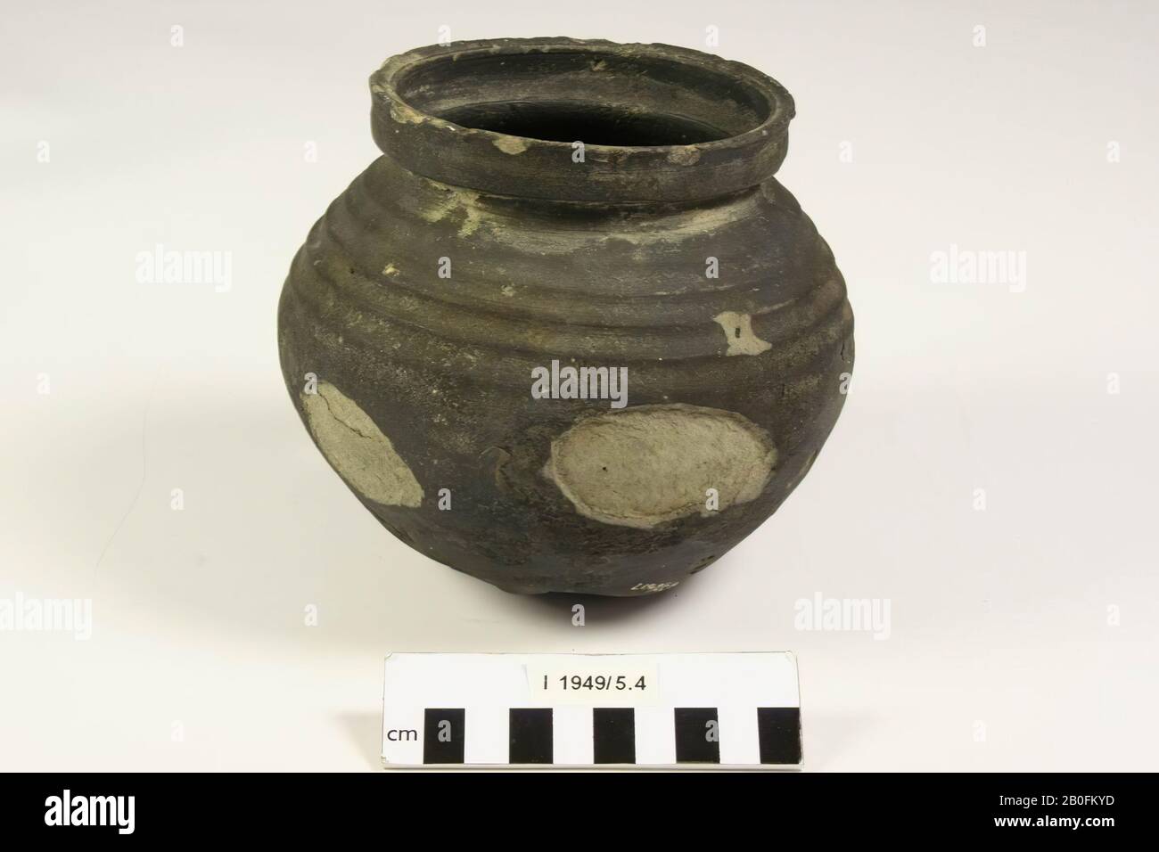 Blue-gray pot with cut bottom, turntables on upper part belly and edge profile with lid channel. Made on a turntable. Damage to the edge and bottom, 2 holes in the wall, pottery, pottery, proto-stoneware, h: 13.9 cm, diam: 15.5 cm, lmeb 1225-1275, Netherlands, Limburg, Gulpen-Wittem, Gulpen Stock Photo