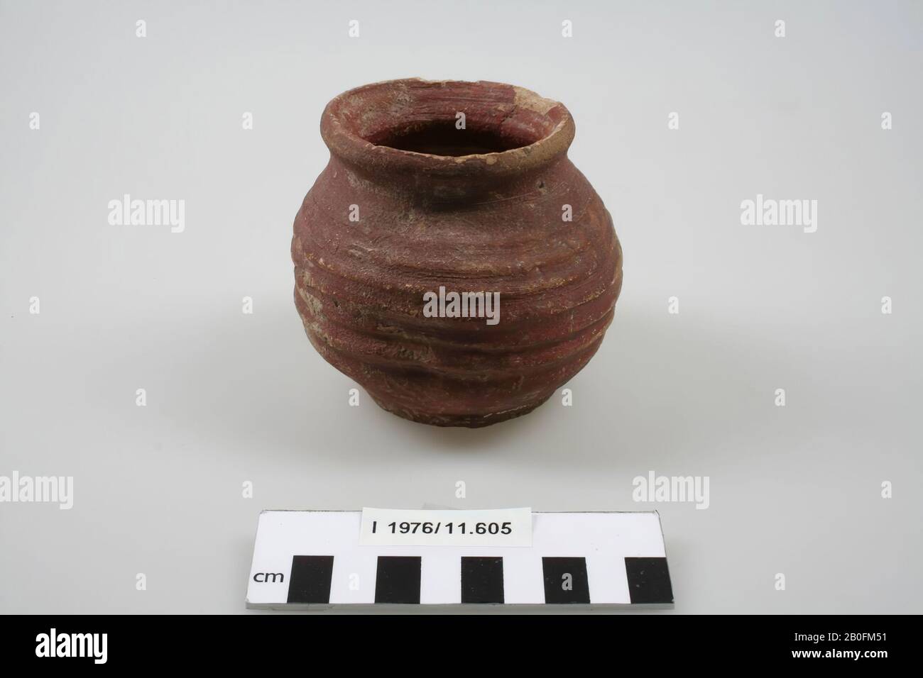 Proto-stoneware drinking cup with flat bottom. Slightly dented. Orange pink matrix with redbrown engobe on the outside and the inside of the neck. Something damaged on edge., * 320, p.50. IVIII., Pot, cup, pottery, proto-stoneware, h: 8,7 cm, diam: 9,5 cm, lmeb 1275-1300, Netherlands, Limburg, unknown, unknown Stock Photo