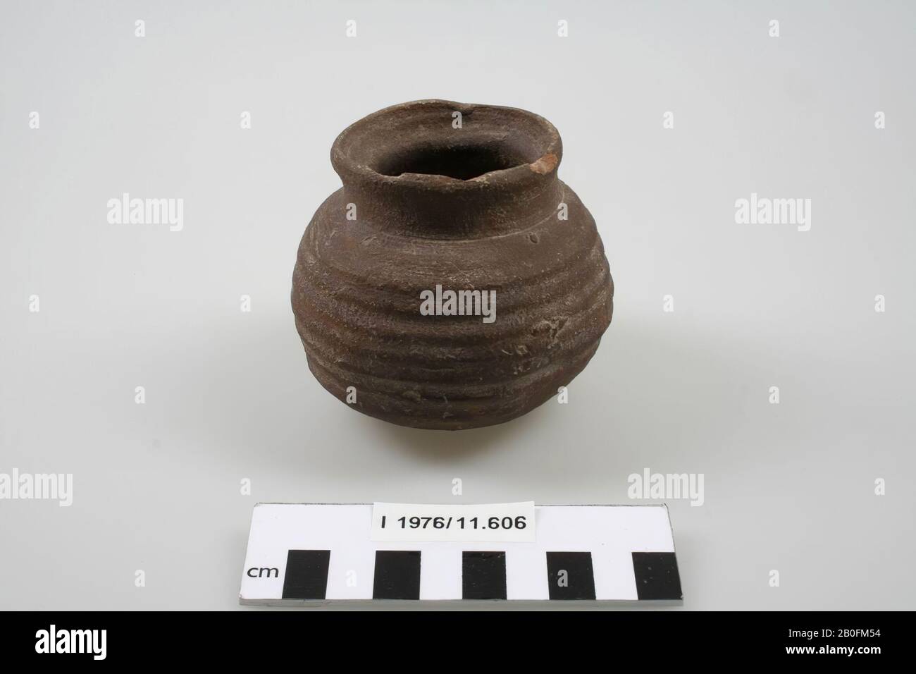 Proto-stoneware drinking cup with flat bottom. Slightly dented. Orange pink matrix with on the outside and the inside of the neck dark-purple-brown engobe. Slightly damaged on edge., * 379, p.50. IVIII., Pot, cup, pottery, proto-stoneware, h: 7,5 cm, diam: 8 cm, lmeb 1275-1300, Netherlands, Limburg, unknown, unknown Stock Photo