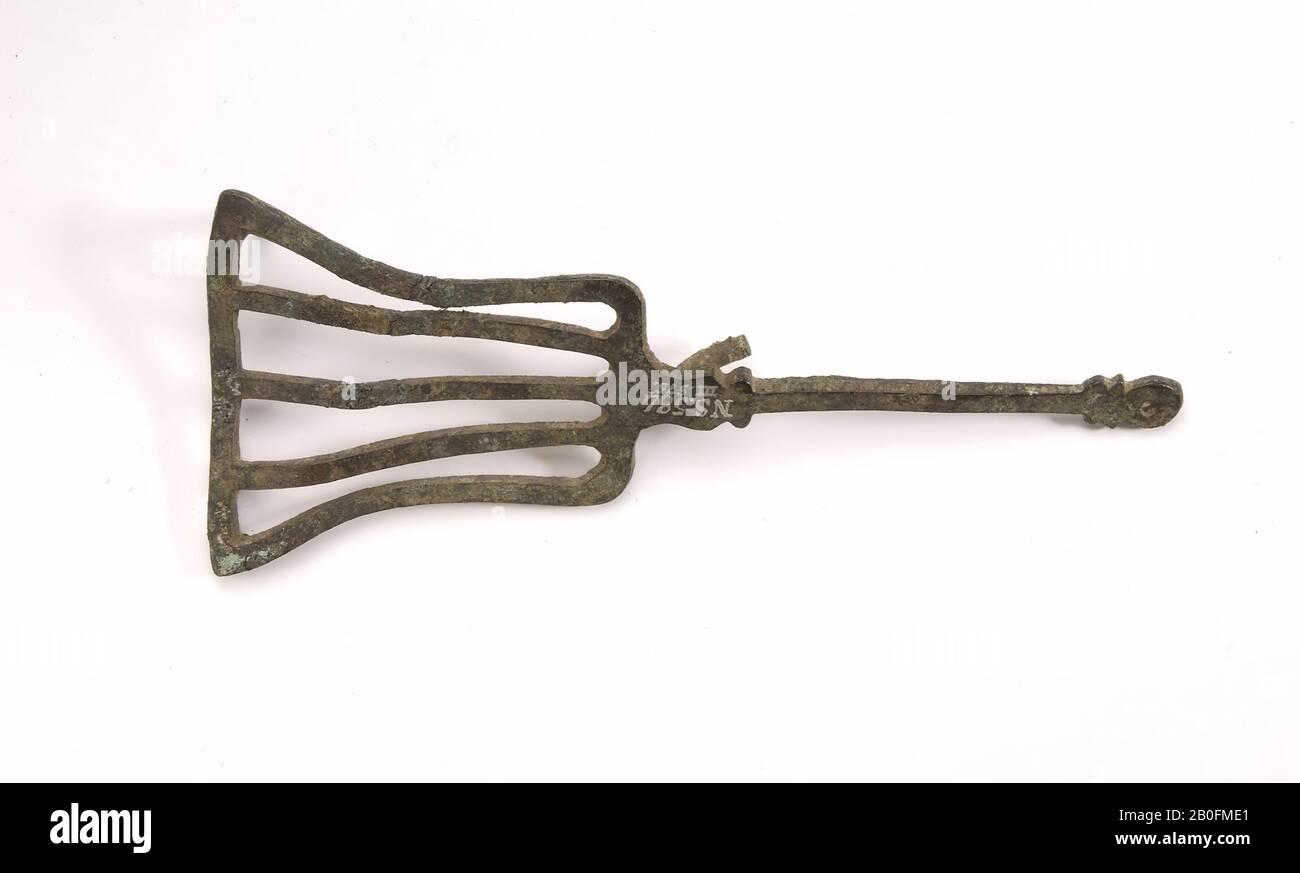 Trivet or grid with three legs, one missing, and handle (bronze)., Trivet, metal, bronze, 16.7 x 6.7 cm, 49.1 grams, lmeb Stock Photo