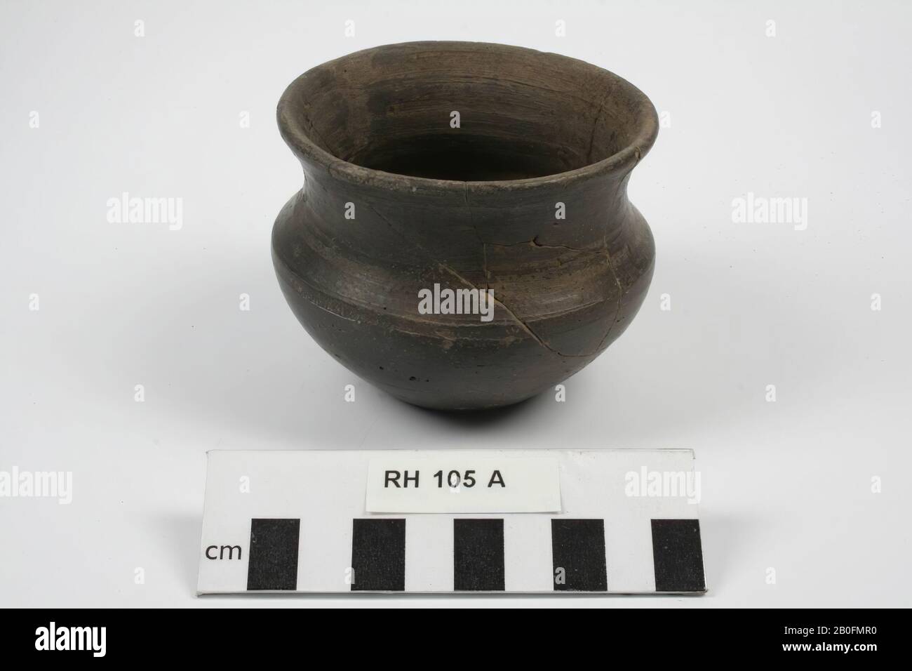 Knikpot of smooth-walled Frankish pottery with convex Stock Photo