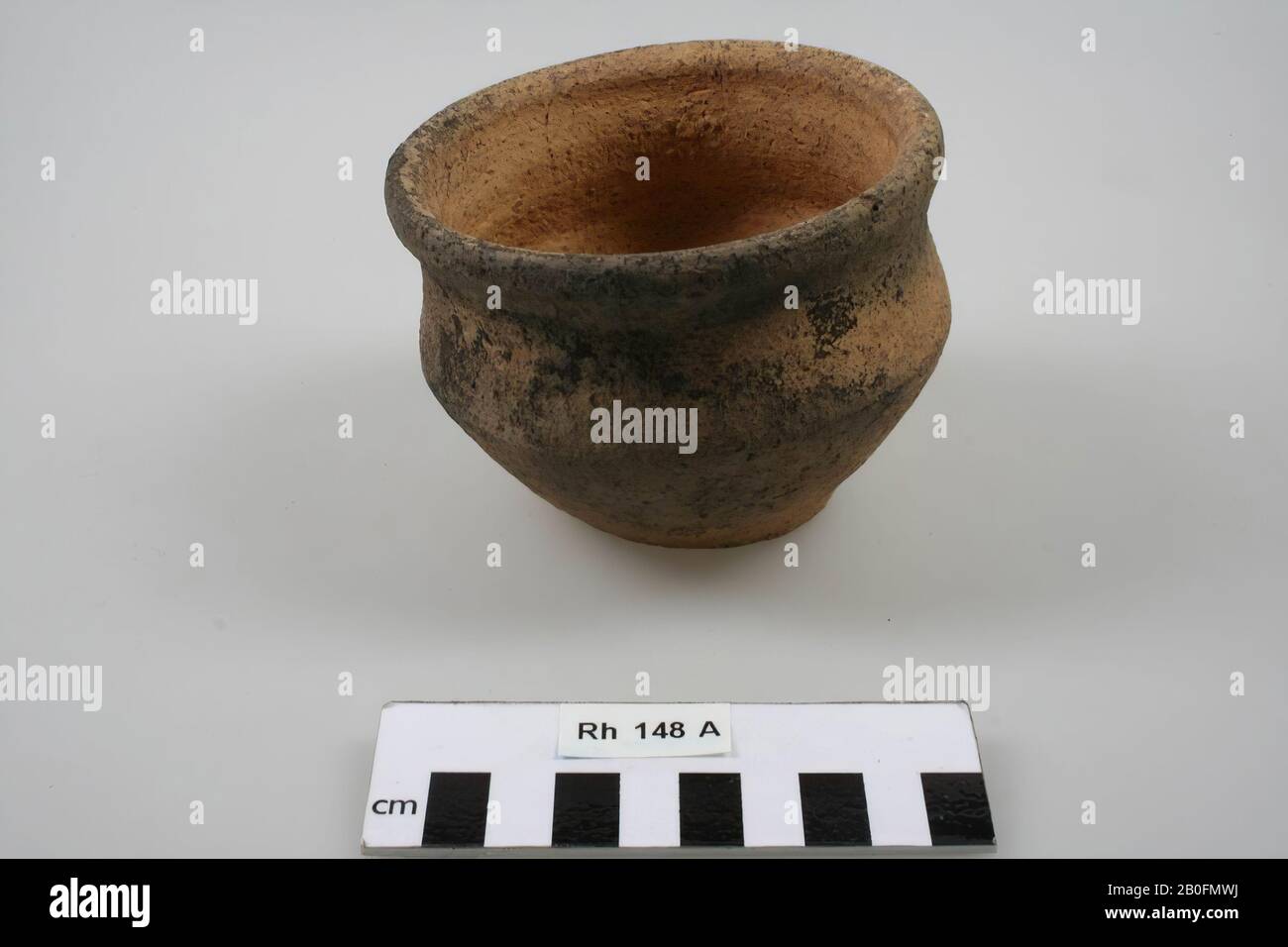 Knikpotn of rough-walled earthenware with convex Stock Photo