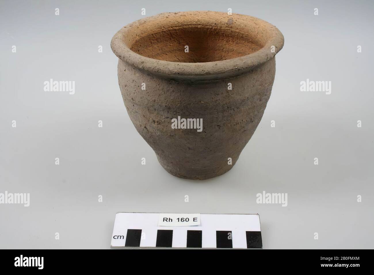 Lampion pot of rough-walled earthenware, lampion pot, earthenware (rough walled), h: 11.4 cm, diam: 13 cm, vmeb 525-600, Netherlands, Utrecht, Rhenen, Rhenen, grave 160 Stock Photo