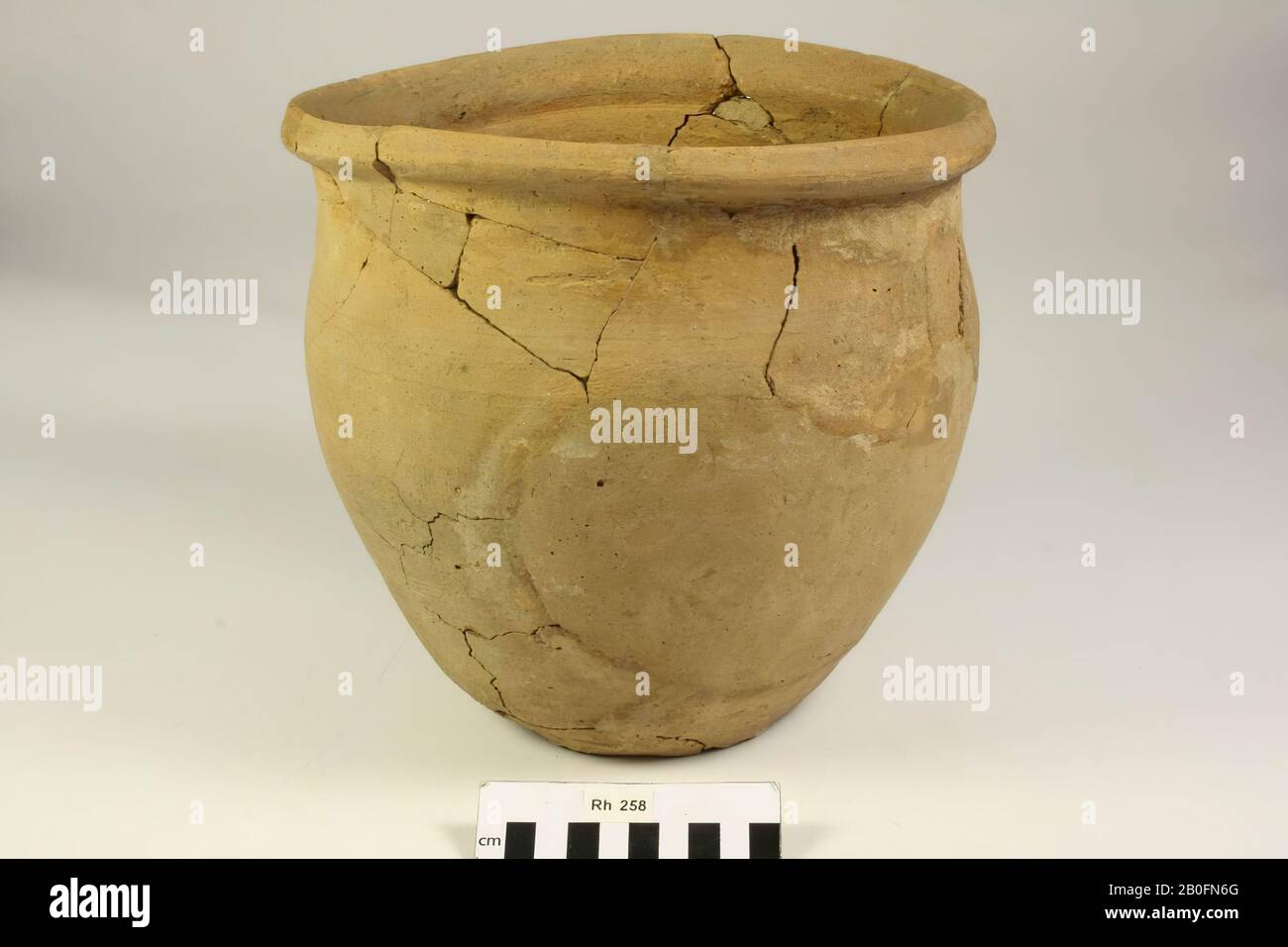 Pot with old glues and additions, in addition also loose cracks., Pot, earthenware (rough wall), h: 23.8 cm, diam: 25.5 cm, vmeb, Netherlands, Utrecht, Rhenen, Rhenen, grave 258 Stock Photo