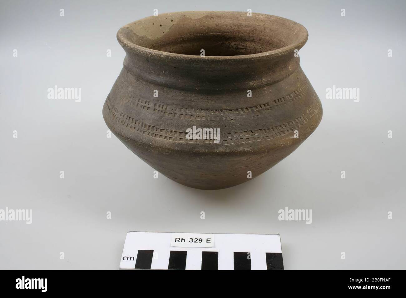 Articulated jaws made of smooth-walled, Frankish earthenware with a radial stamp decoration in 2 lanes. Addition to the neck, bending pot, earthenware (smooth wall) (Frankish), h: 12 cm, diam: 17,5 cm, vmea 550-650, Netherlands, Utrecht, Rhenen, Rhenen, grave 329 Stock Photo