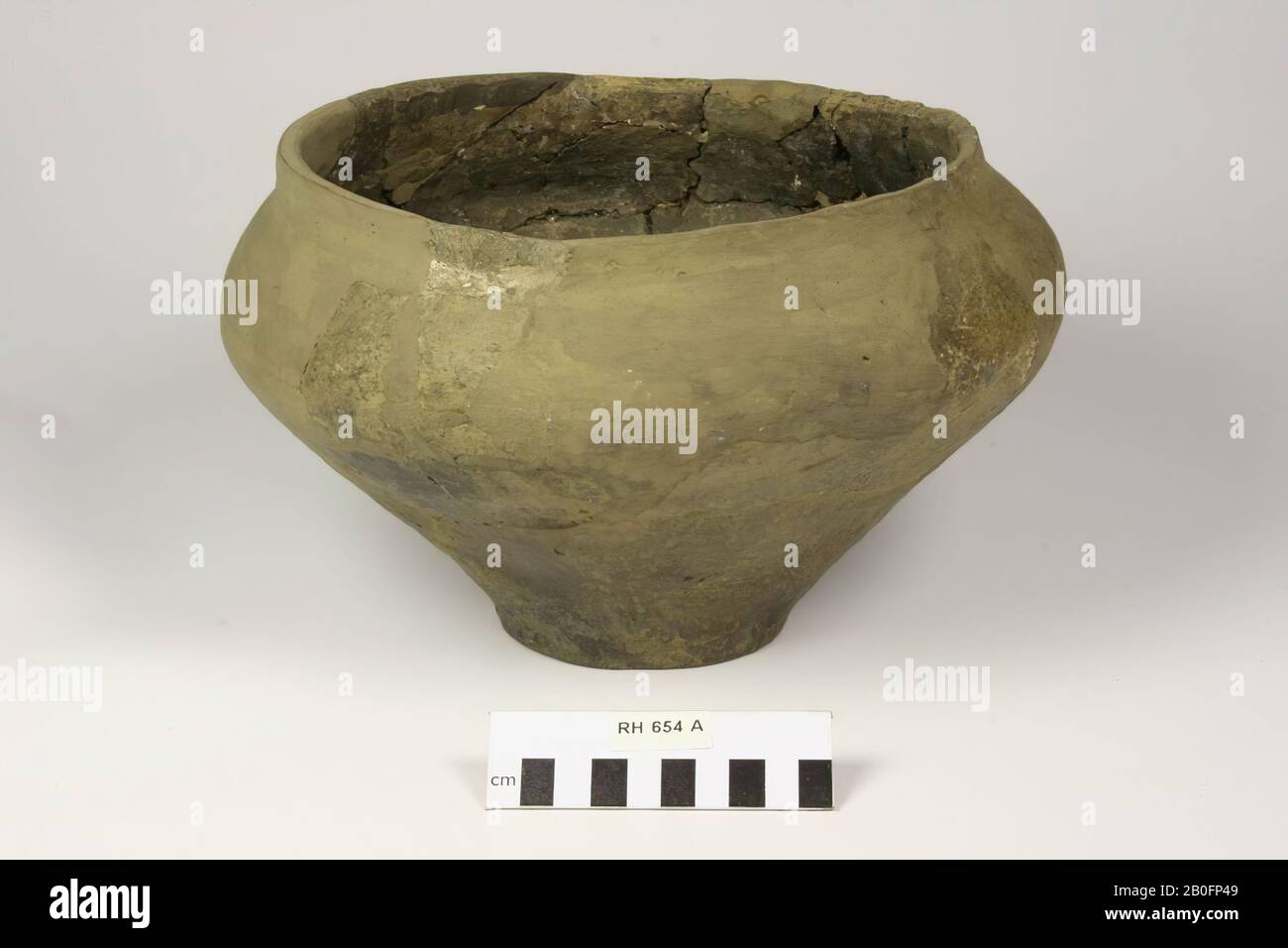 Wide-pitched cooking pot made of rough-walled earthenware. Glue and additions., Pot, earthenware (rough wall), h: 16.4 cm, diam: 27 cm, vmeb, Netherlands, Utrecht, Rhenen, Rhenen, grave 654 Stock Photo
