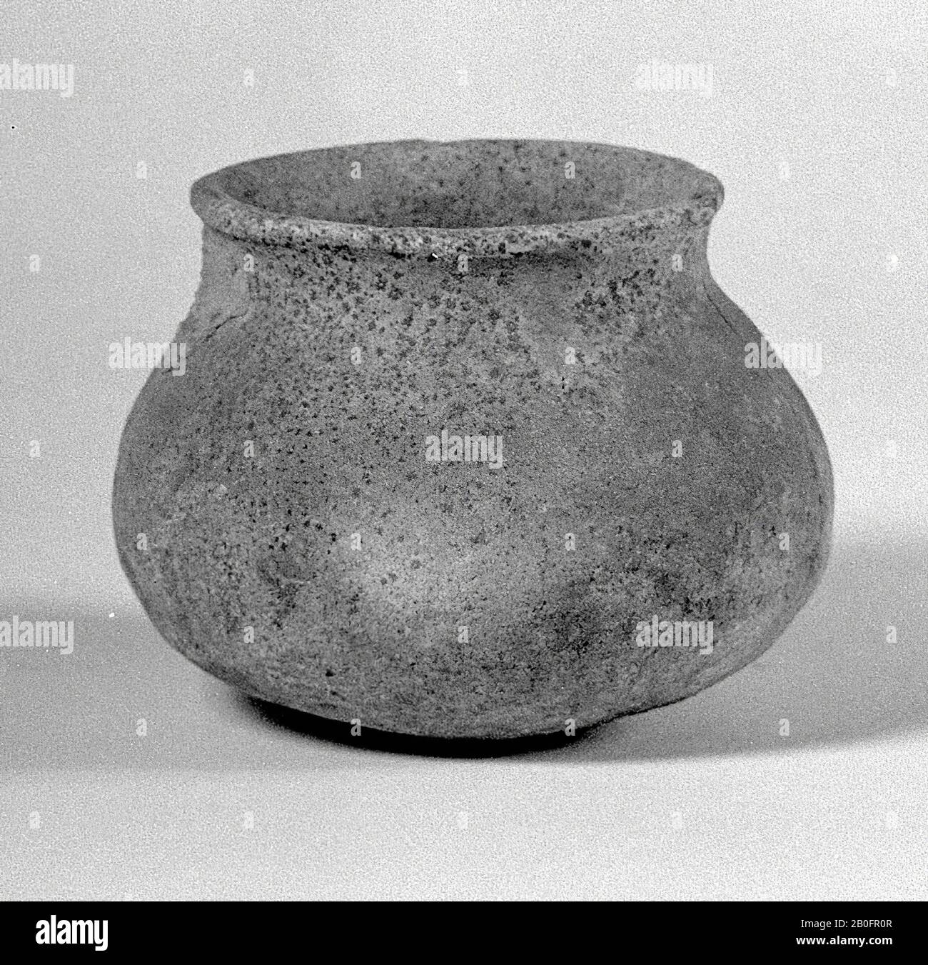 Ball pot of blue-gray Paffrath earthenware. 2 opposite vertical bursts from the edge downwards, adhered earth on the shoulder., Pot, ball pot, pottery (Paffrath), h: 9 cm, diam: 11 cm, lmea Stock Photo