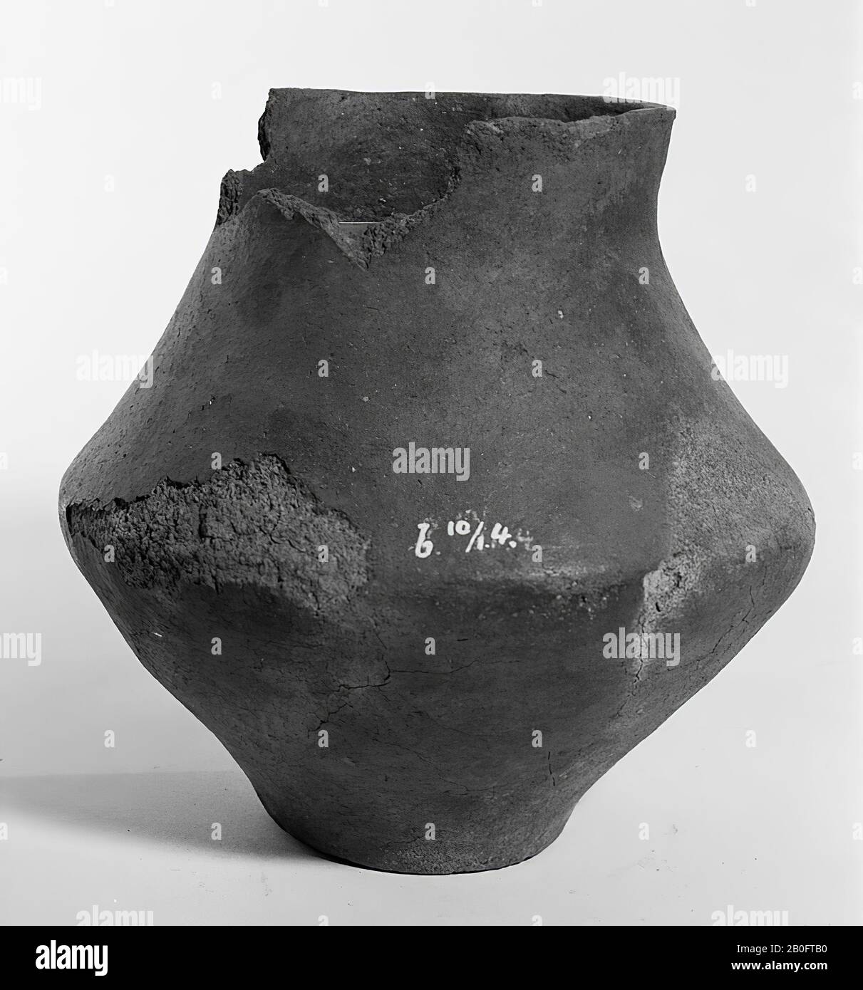 Urn of earthenware, part of which is missing. Cracks, surface cracks, surface damage. Contains cremated residues, urn, earthenware, h: 17 cm, diam: 17 cm, prehistory -1200 Stock Photo