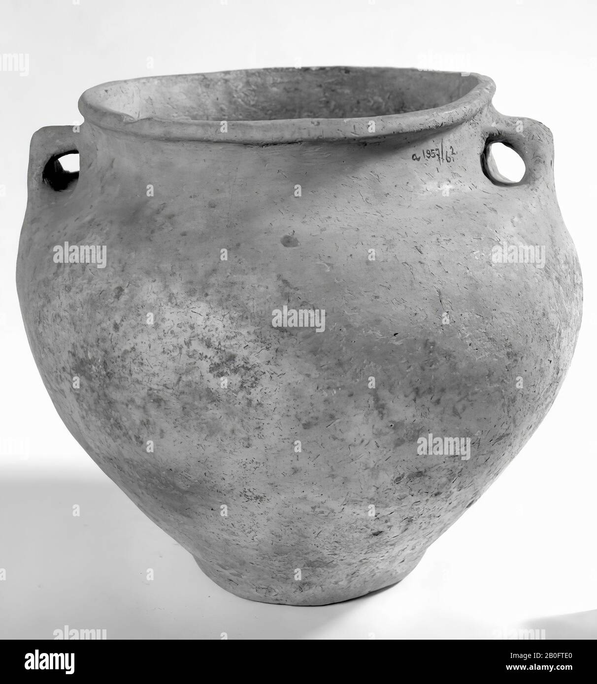 Pot of yellow-gray pottery, softly baked, with two ears. Chips from the rim and 1 from the ears., Pot, pottery, h: 17,2 cm, diam: 18,3 cm, prehistory 250 BC-100 AD, Netherlands, Friesland, Ferwerderadiel, Janum Stock Photo