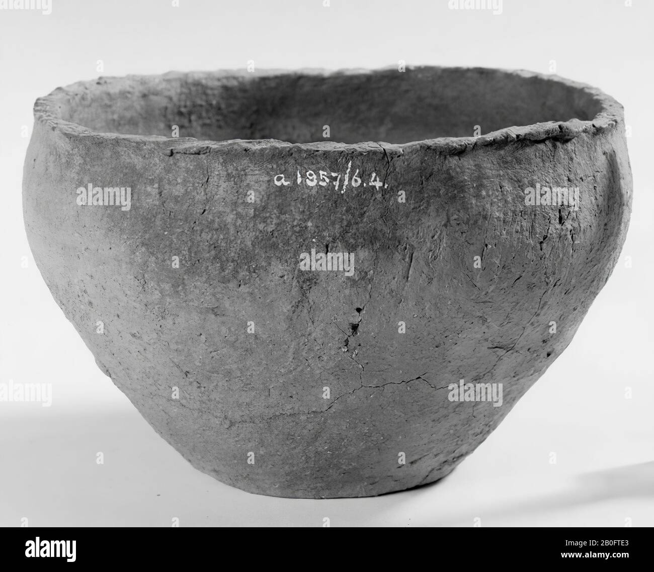 Bowl from yellow to dark gray earthenware, serrated on top of the edge. Many surface cracks., Bowl, earthenware, h: 10.7 cm, diam: 16.6 cm, prehistory 250 BC-100 AD, Netherlands, Friesland, Ferwerderadiel, Janum Stock Photo