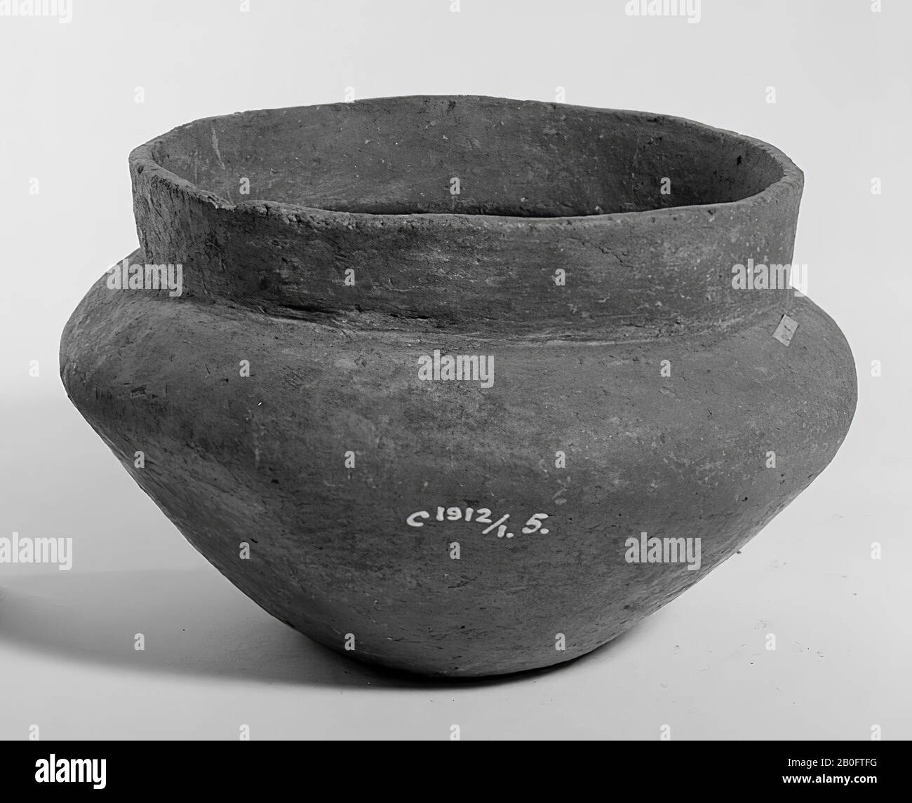 Flat broad-bellied urn of earthenware with raised neck. Contains cremated residues, urn, earthenware, h: 10.7 cm, diam: 16.8 cm, prehistory -1200 Stock Photo