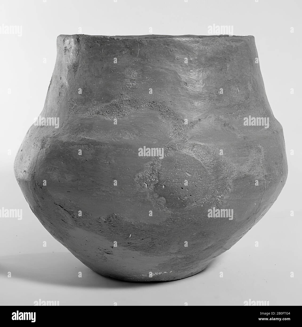 Double conical urn of earthenware with accentuated shoulder. Old bondings and additions, surface damage. Contains cremated residues, urn, earthenware, h: 17,5 cm, diam: 20,5 cm, prehistory -1200 Stock Photo