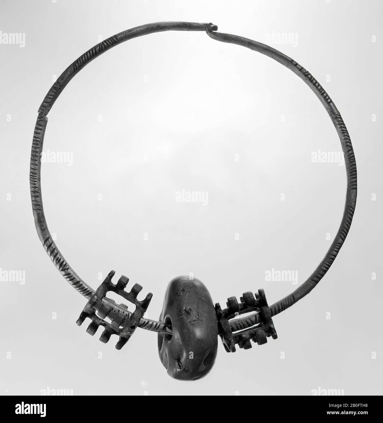 casting of a neck ring with bent ends as closure, slipped on a thick