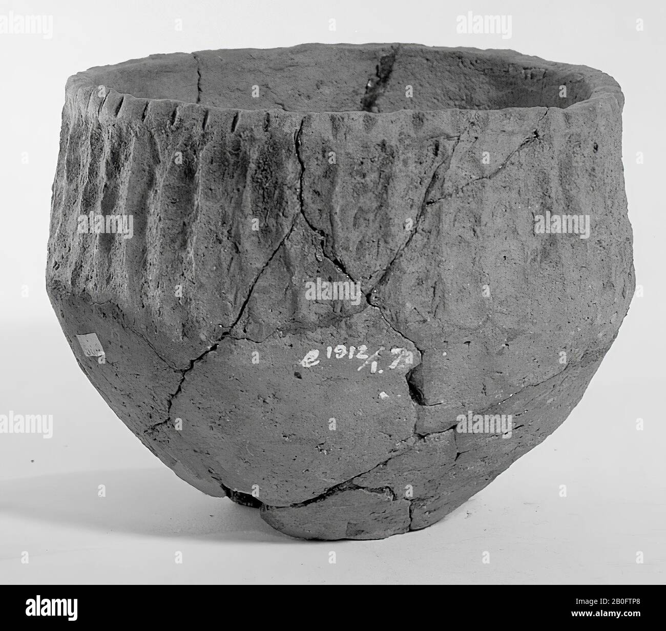 Jar of earthenware decorated with embossments. Additions, surface damage on the underside. Contains cremated residues., Pot, earthenware, h: 10.5 cm, diam: 14.3 cm, prehistory -800 Stock Photo