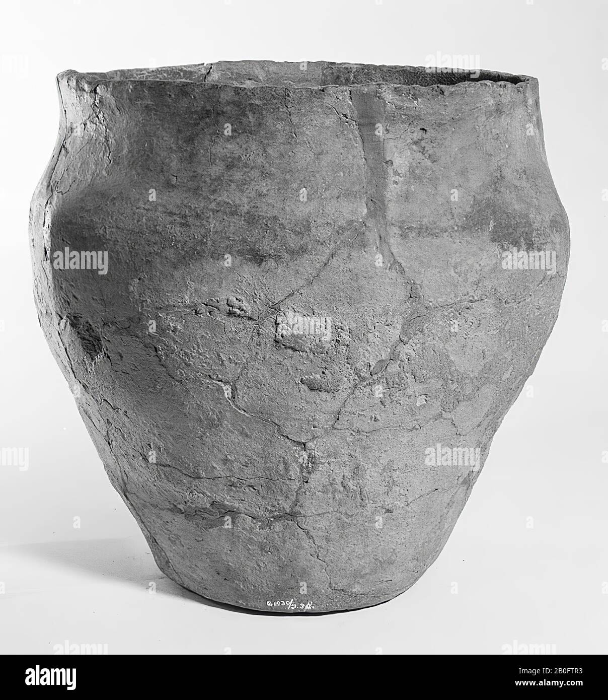 Harpstedterurn of pottery. Open old gluing in the edge, old gluing and additions. Contains cremated residues, urn, earthenware, h: 24 cm, diam: 25 cm, prehistory -800 Stock Photo